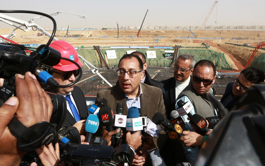 埃及总理接受媒体采访.jpg