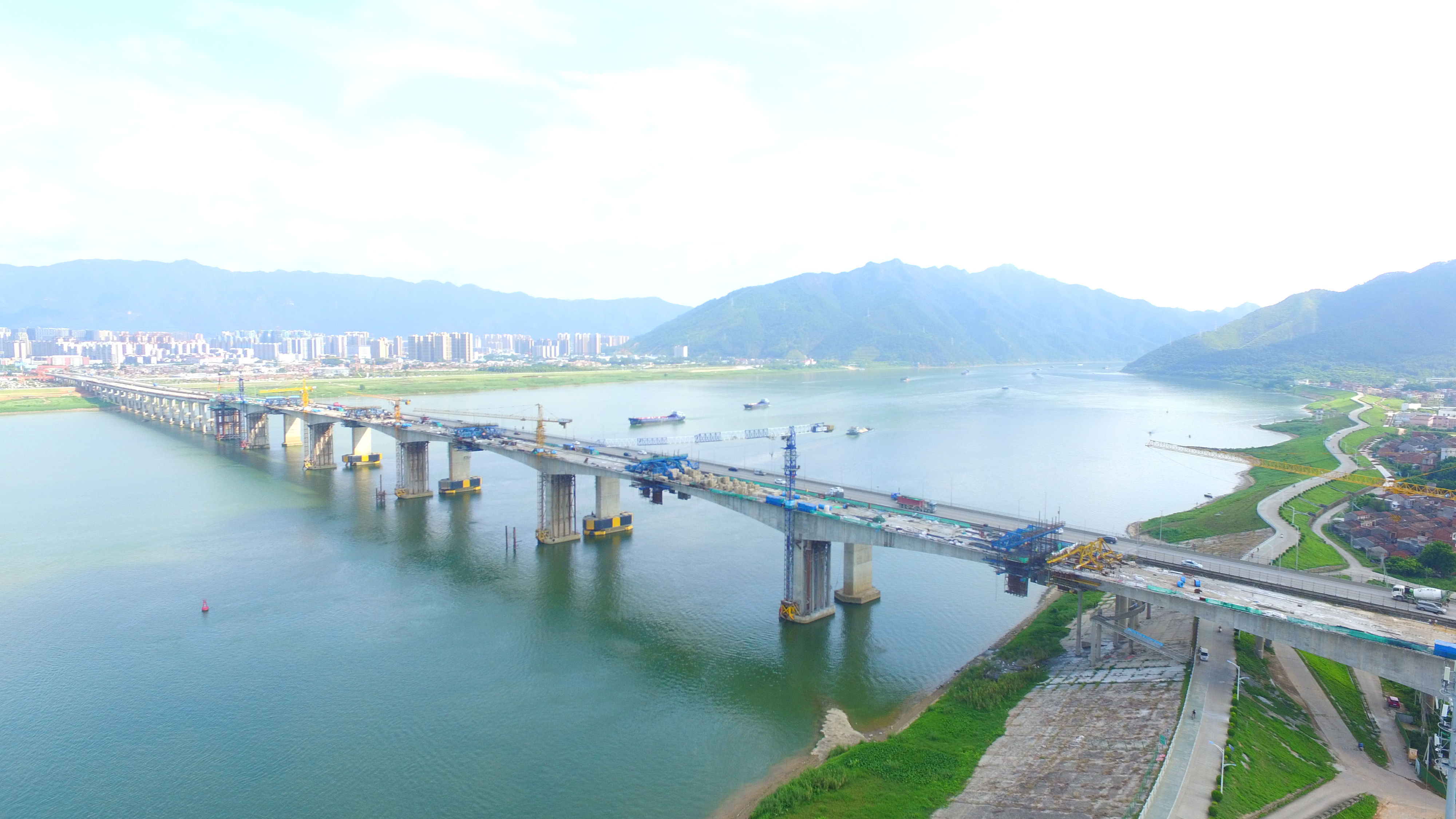 主桥横跨西江,是肇庆市区的"东大门,建成后将成为肇庆市融入珠三角路