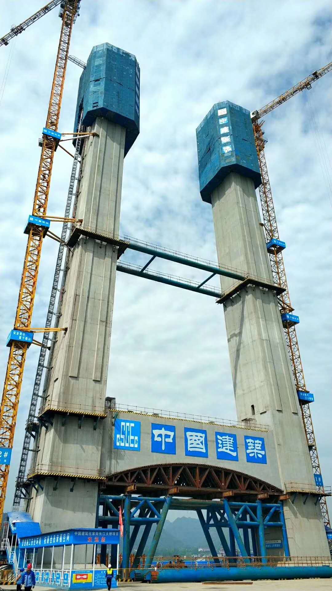 造塔机.jpg 造塔机.jpg