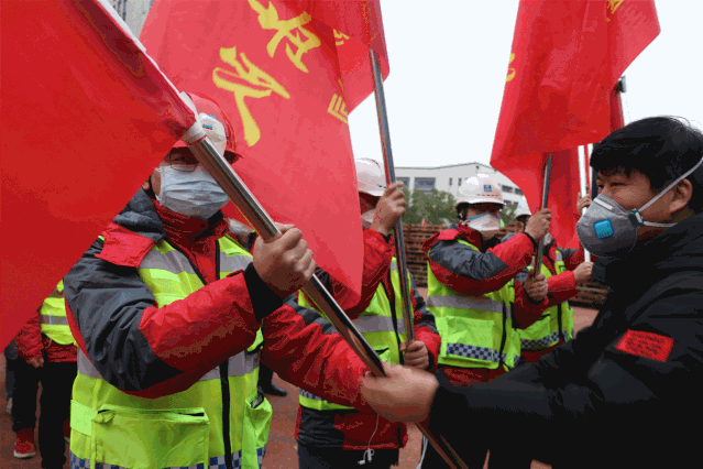 建证战疫:党员突击队鏖战 "火神山"