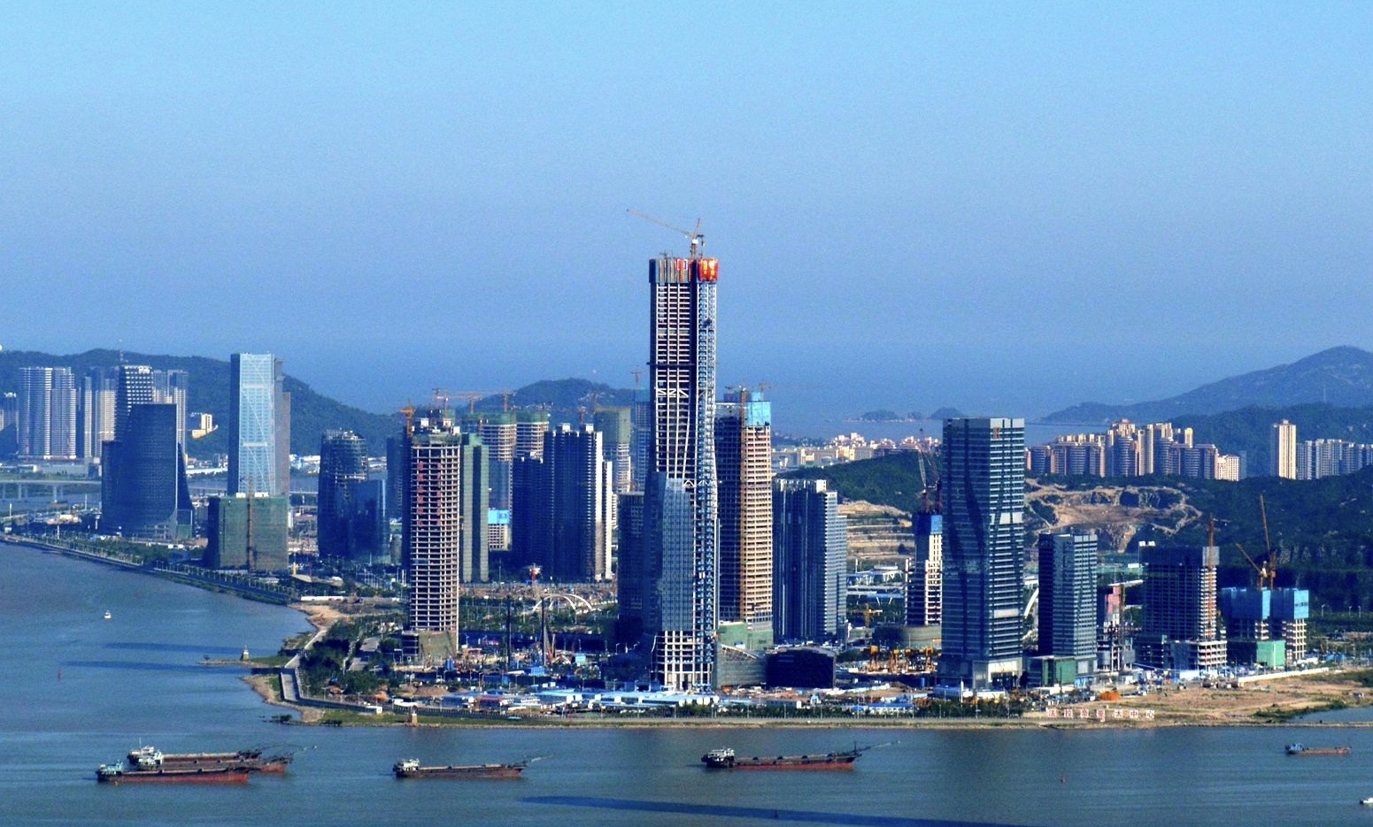 珠海第一高楼——横琴国际金融中心项目封顶