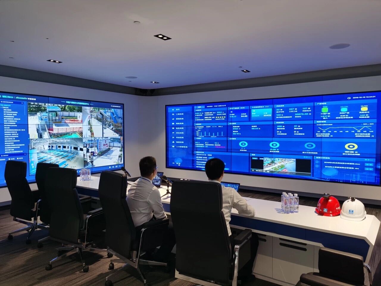 值班人员通过公司运营中心随机抽查项目.jpg 值班人员通过公司运营中心随机抽查项目.jpg