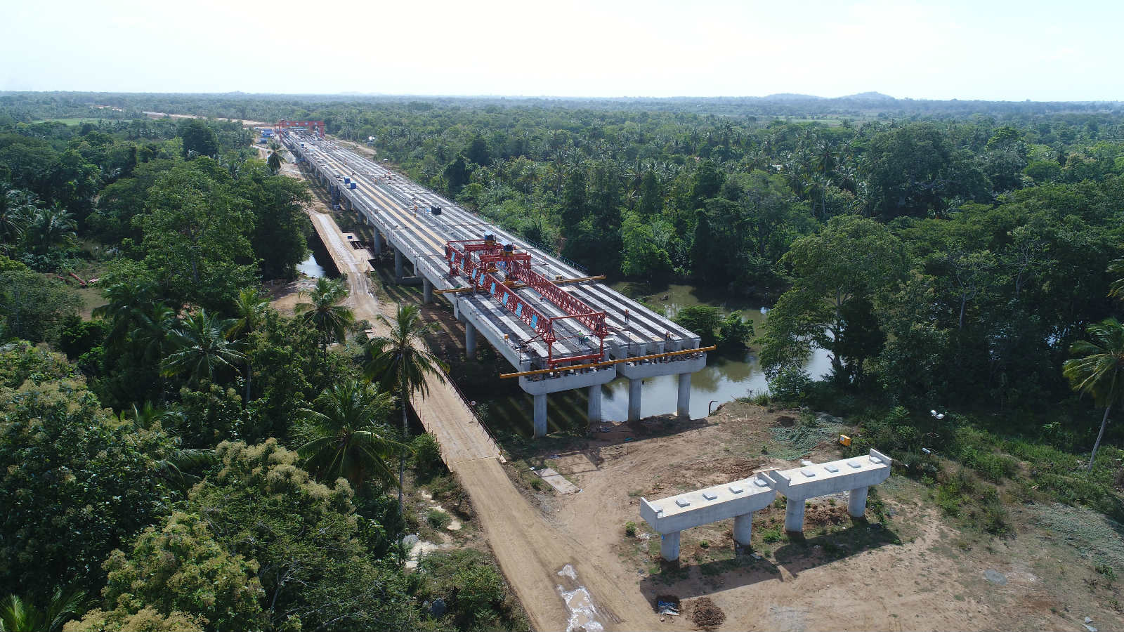 201711  南部高速延长线第三标段项目瓦拉维河桥T梁架设完工（2）_meitu_6.jpg