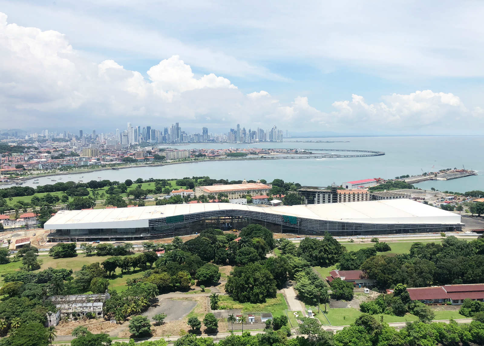 从空中鸟瞰，巴拿马国家会展中心流畅的线条和白色的外观，在繁荣的巴拿马城和忙碌的巴拿马运河的映衬下显得格外优雅端庄。_meitu_3.jpg