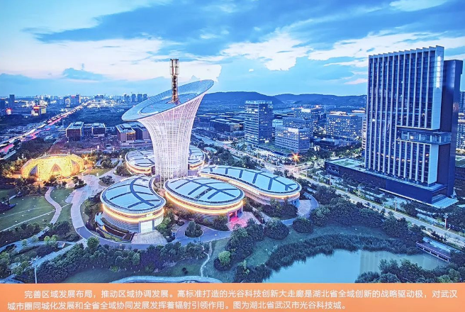 中建集团党组理论学习中心组赴“奋进新时代”主题成就展实地研学