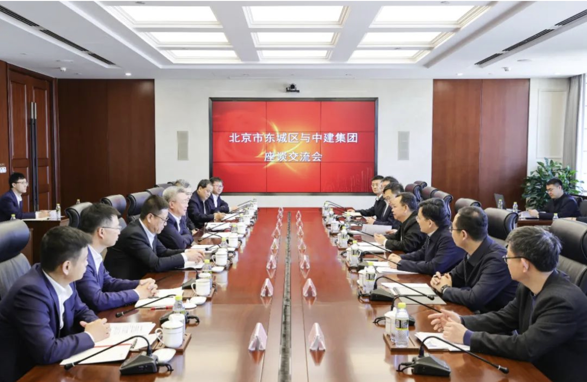 郑学选与北京市东城区委书记孙新军区长周金星座谈