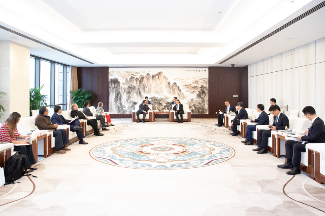 李永明与萨尔瓦多当选副总统费利克斯乌略亚会谈