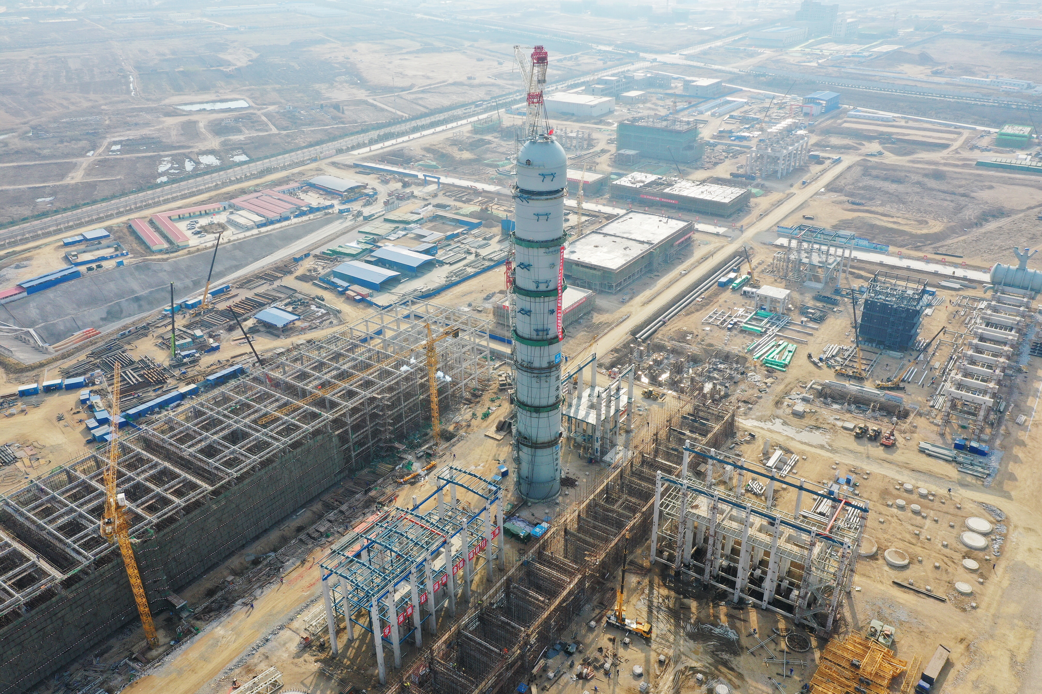 中建安装制造的丙烷脱氢装置产品分离塔完成吊装