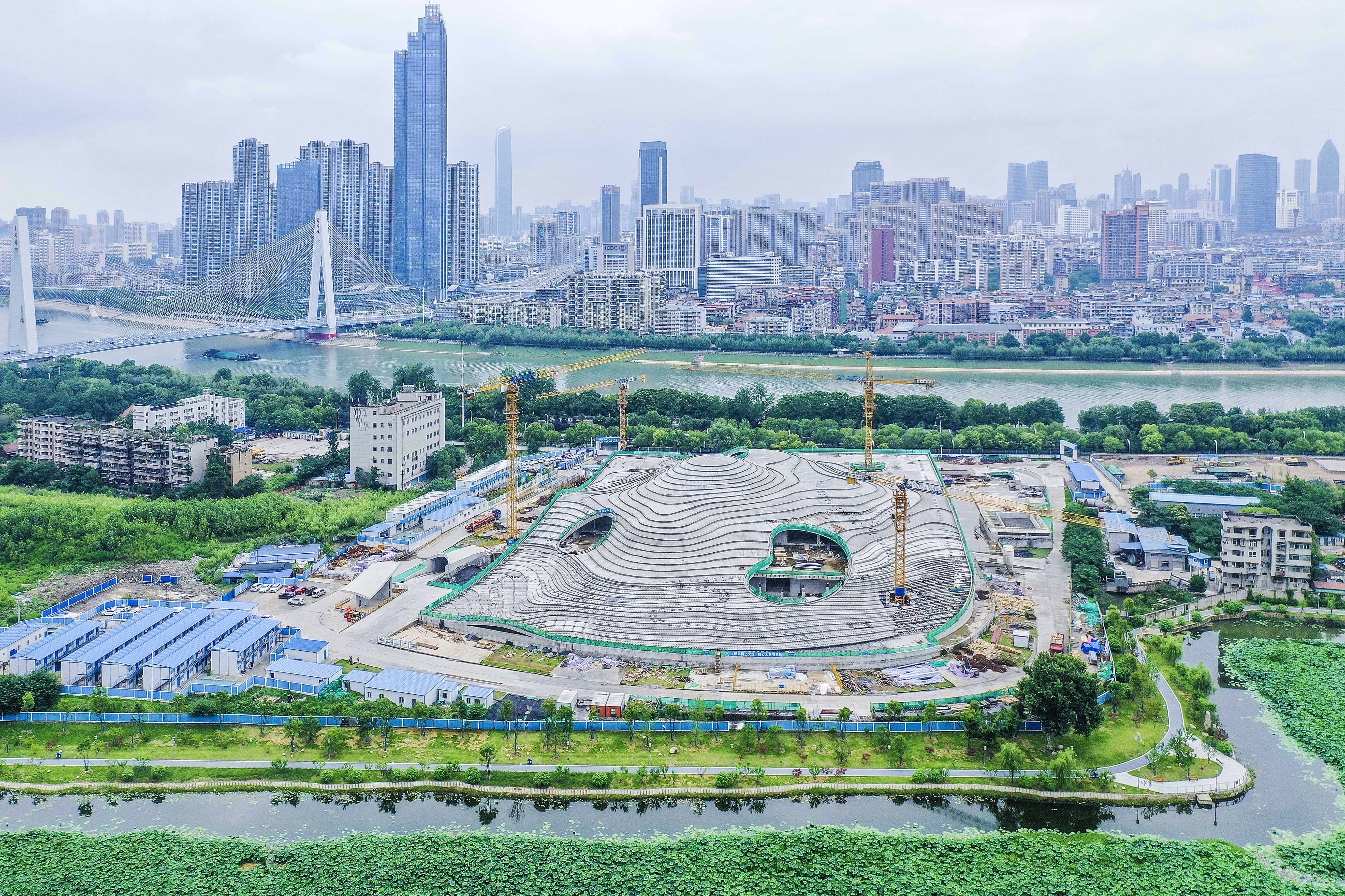 6月10日，俯瞰正在建设中的琴台美术馆,像一座布满道道梯田的山丘。 (5).JPG