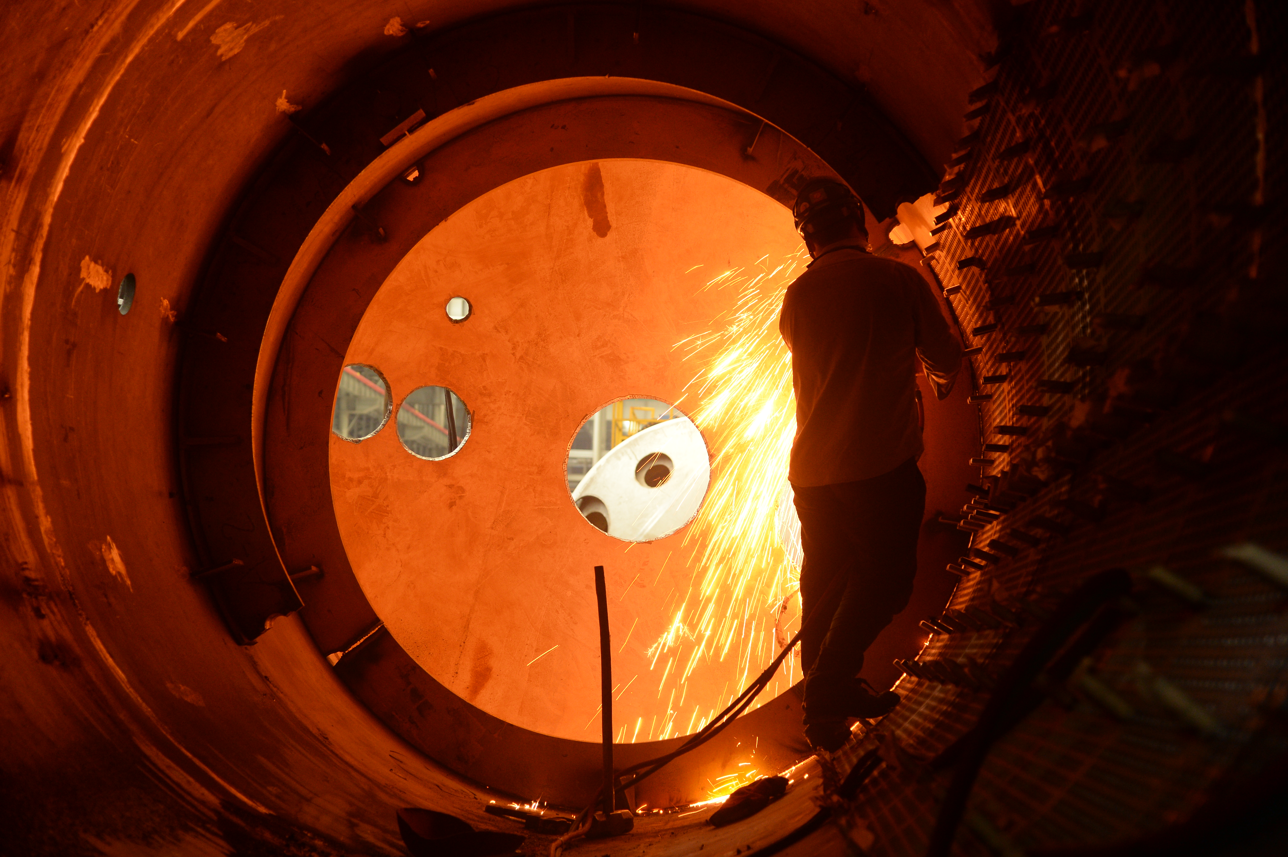 优化工艺流程,改进工艺措施,通过制造螺旋坡口加工工装,筒体撑圆工装