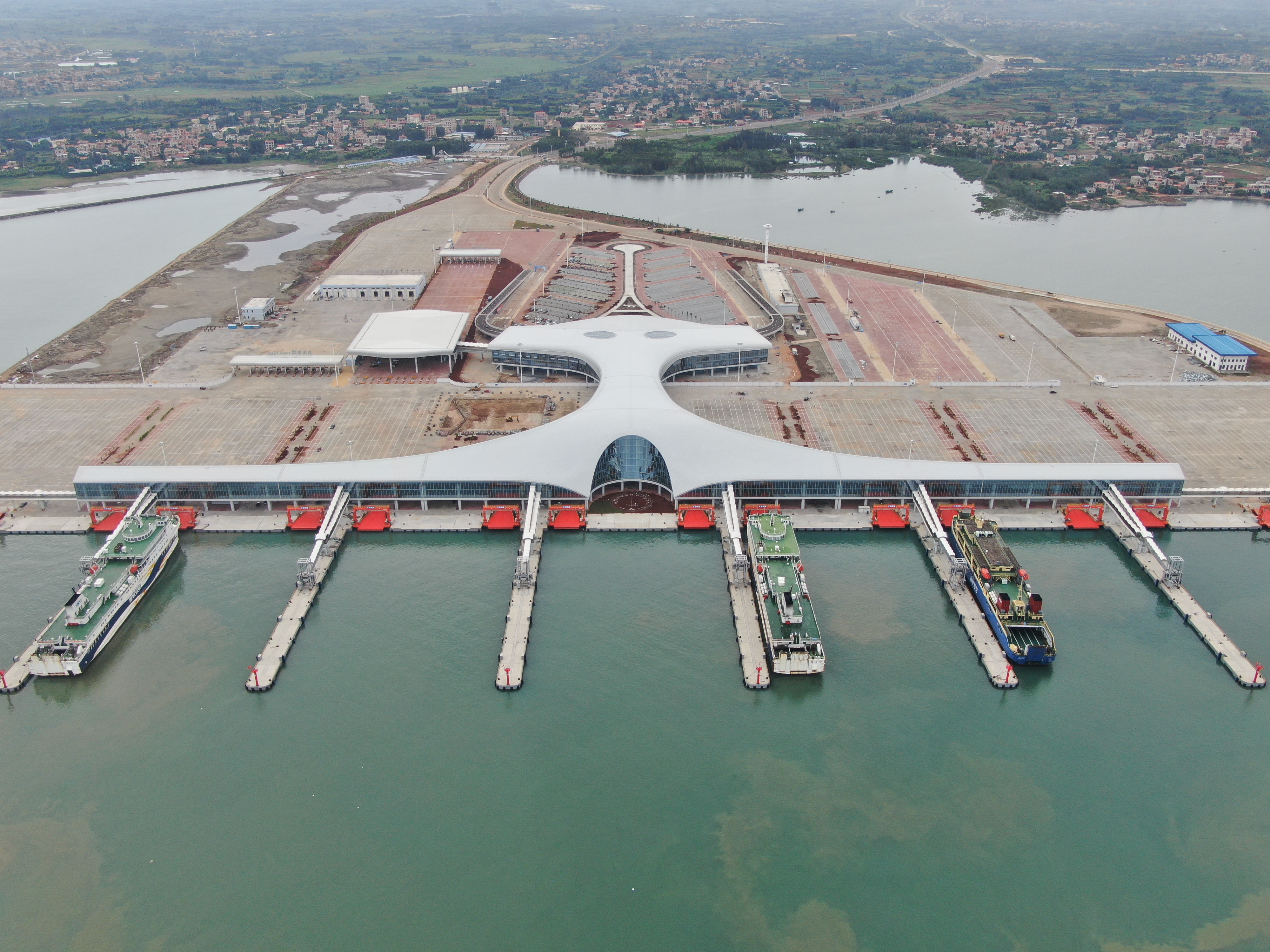 全球最大客货滚装码头湛江徐闻港通航