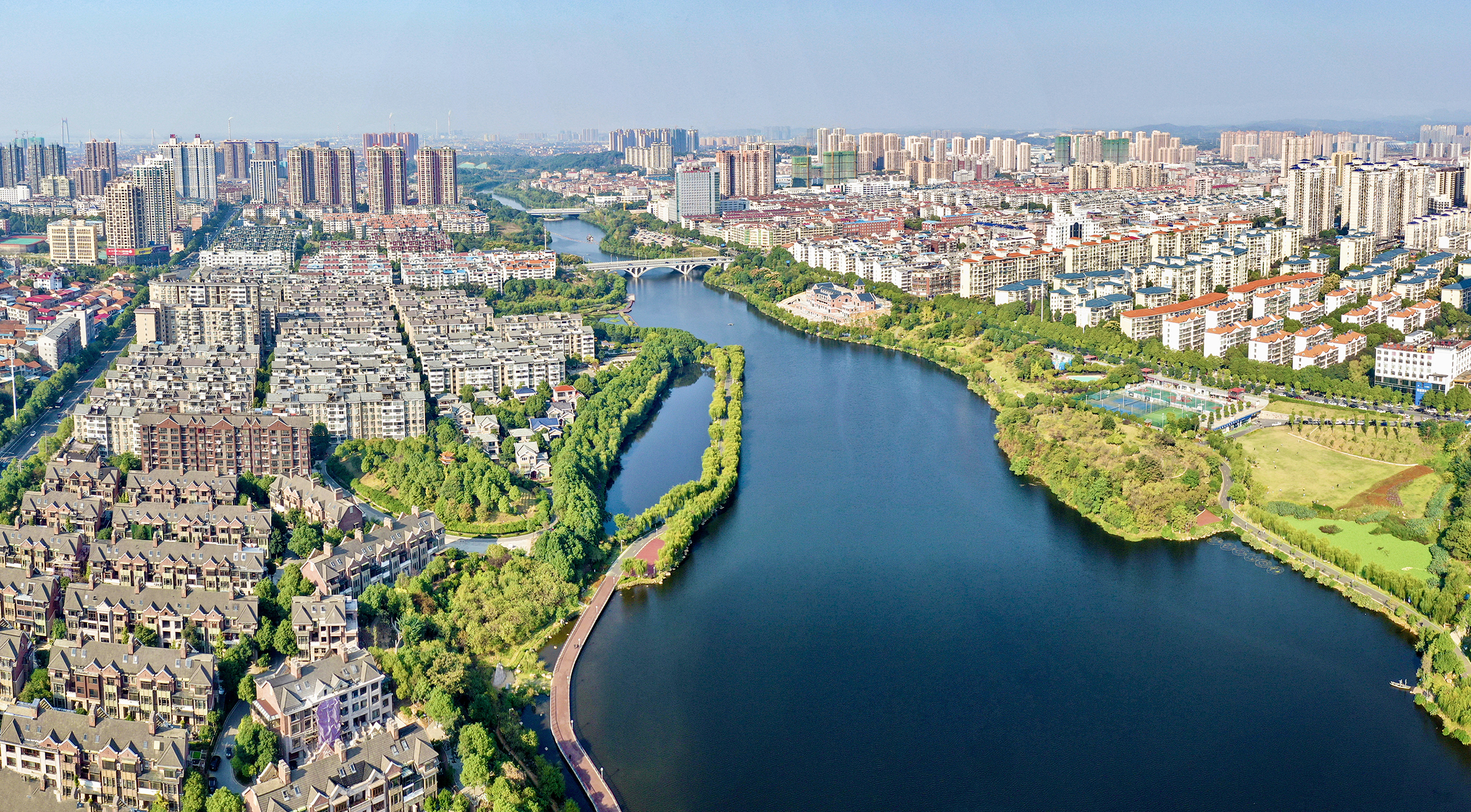 图1：中建二局西南公司承建的湖南岳阳市中心城区污水系统综合治理一期工程PPP项目子项目王家河水环境综合治理项目清淤全部完成。图为已经清淤完成的王家河河道。 樊艳萍 摄.jpg