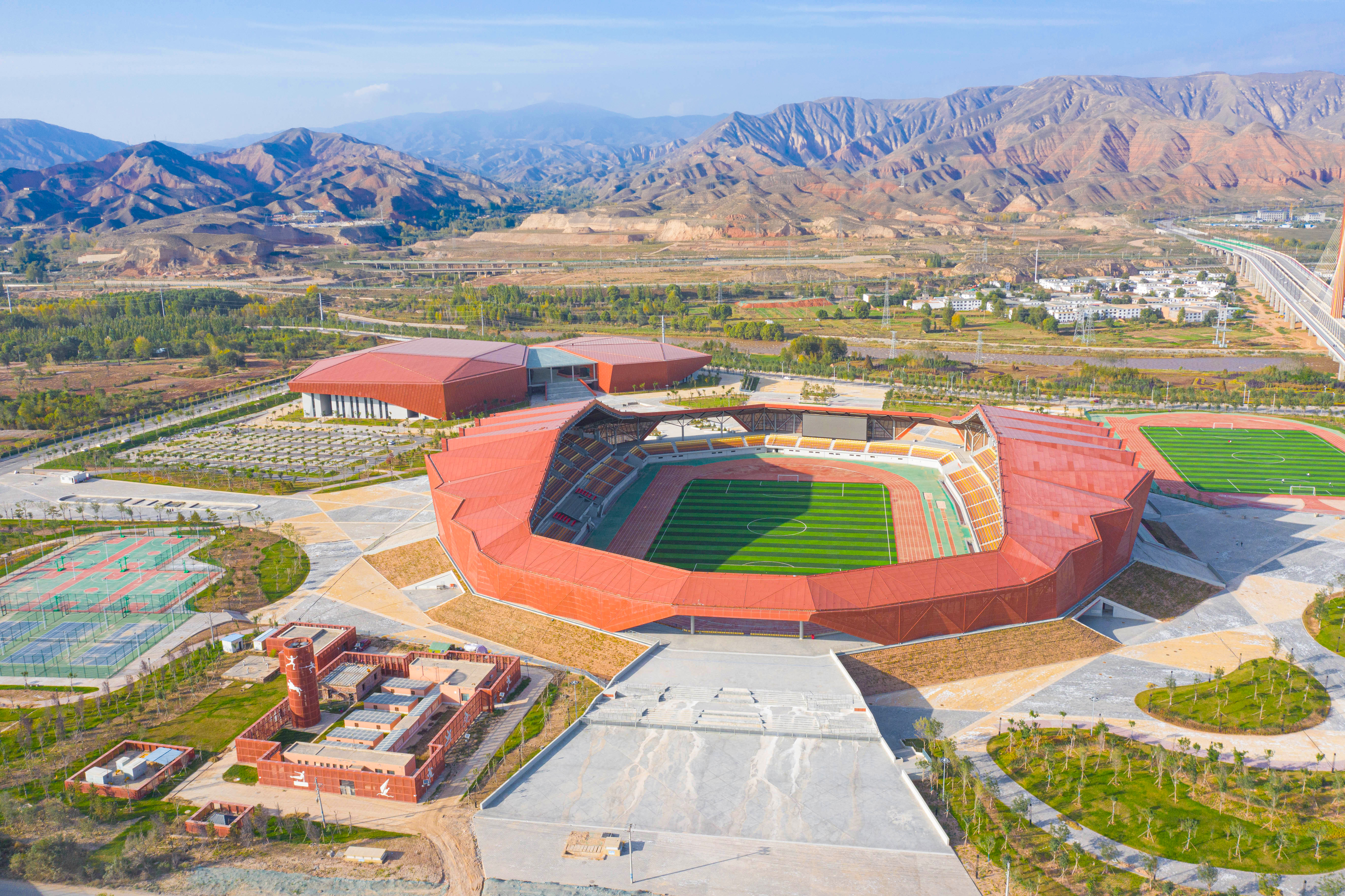 中建三局承建的青海省海东市体育中心项目竣工