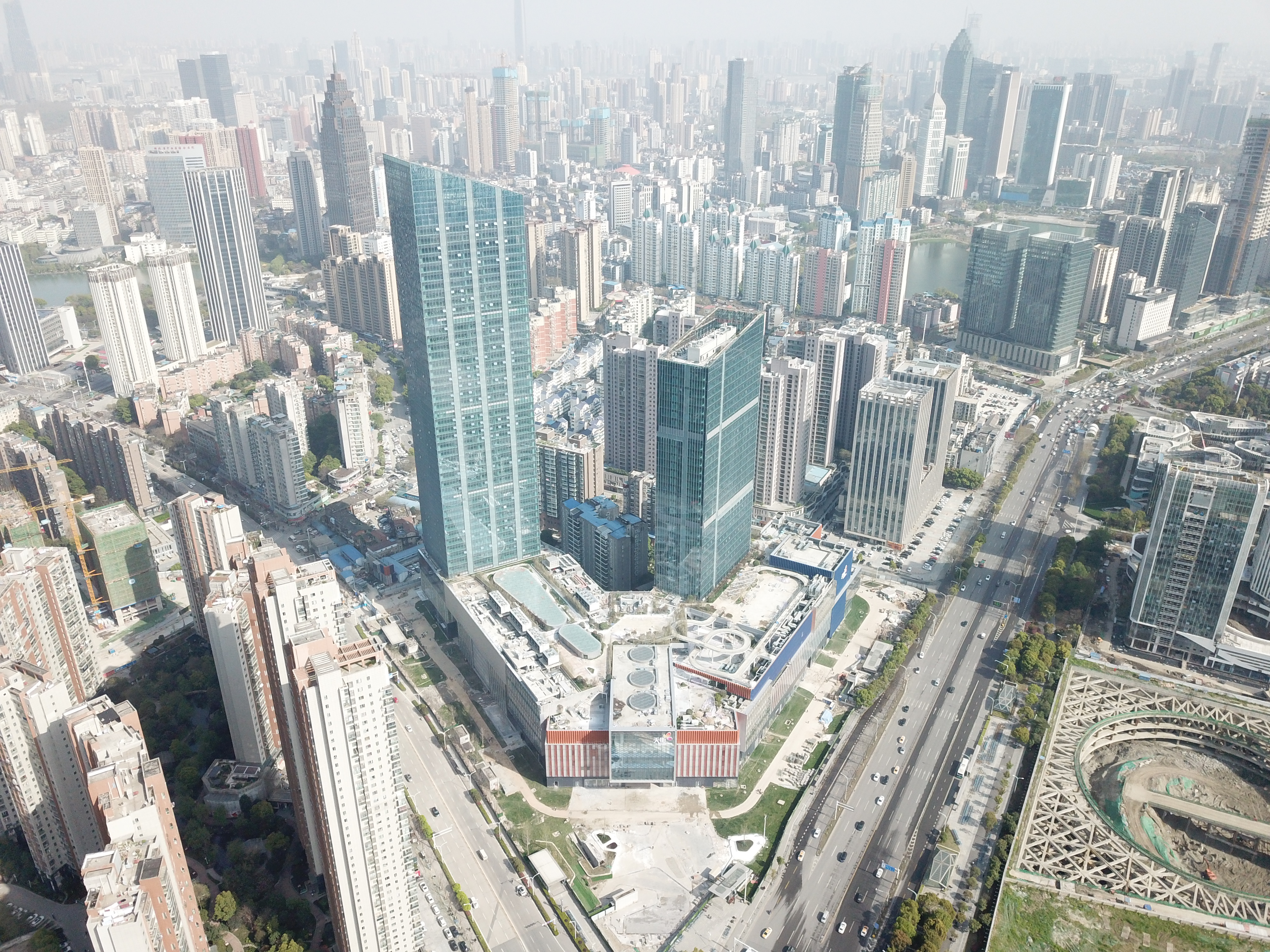 中建二局参建的武汉首个龙湖时代天街开业