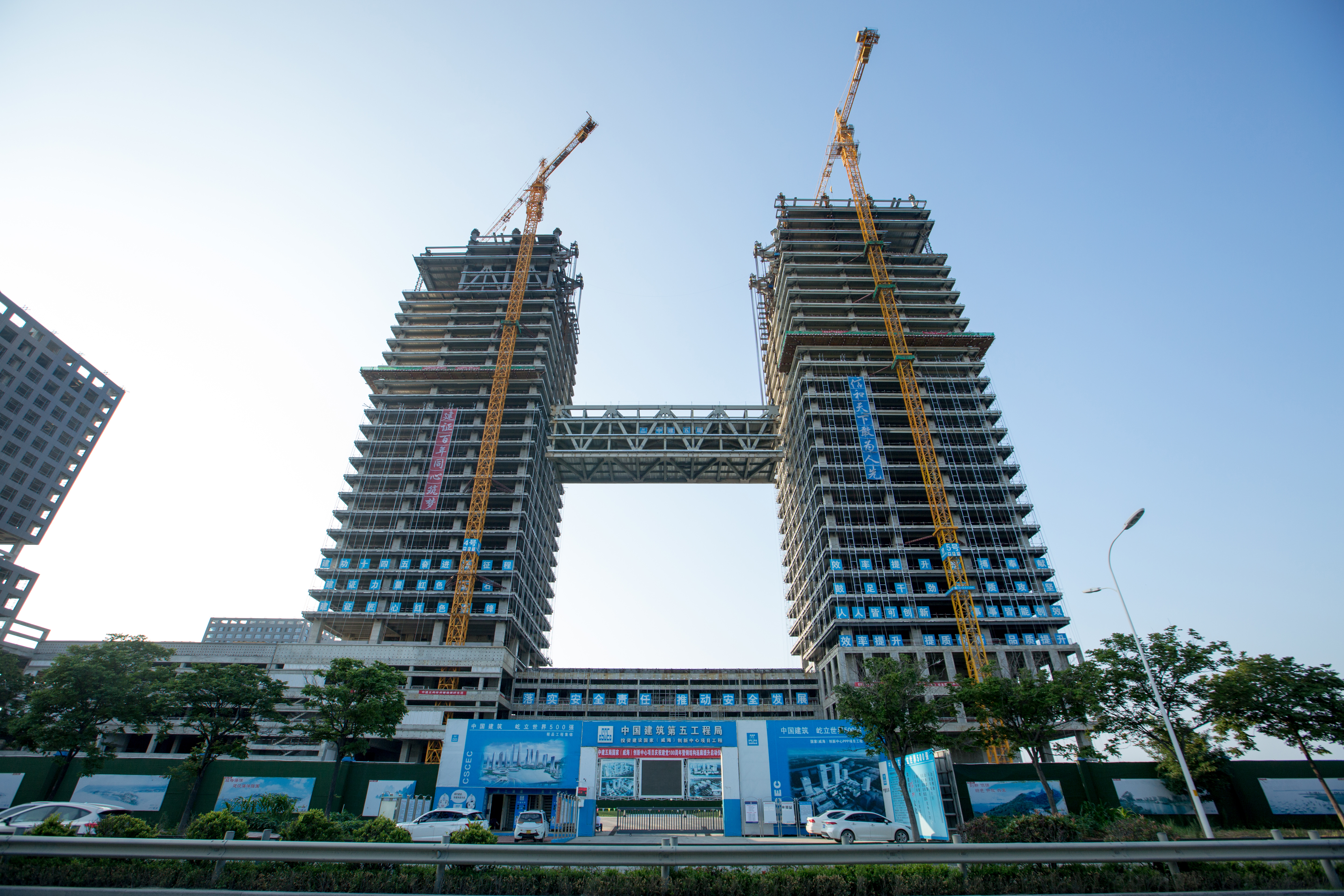 中建五局国家威海创新中心项目1800吨钢结构连廊完成整体提升