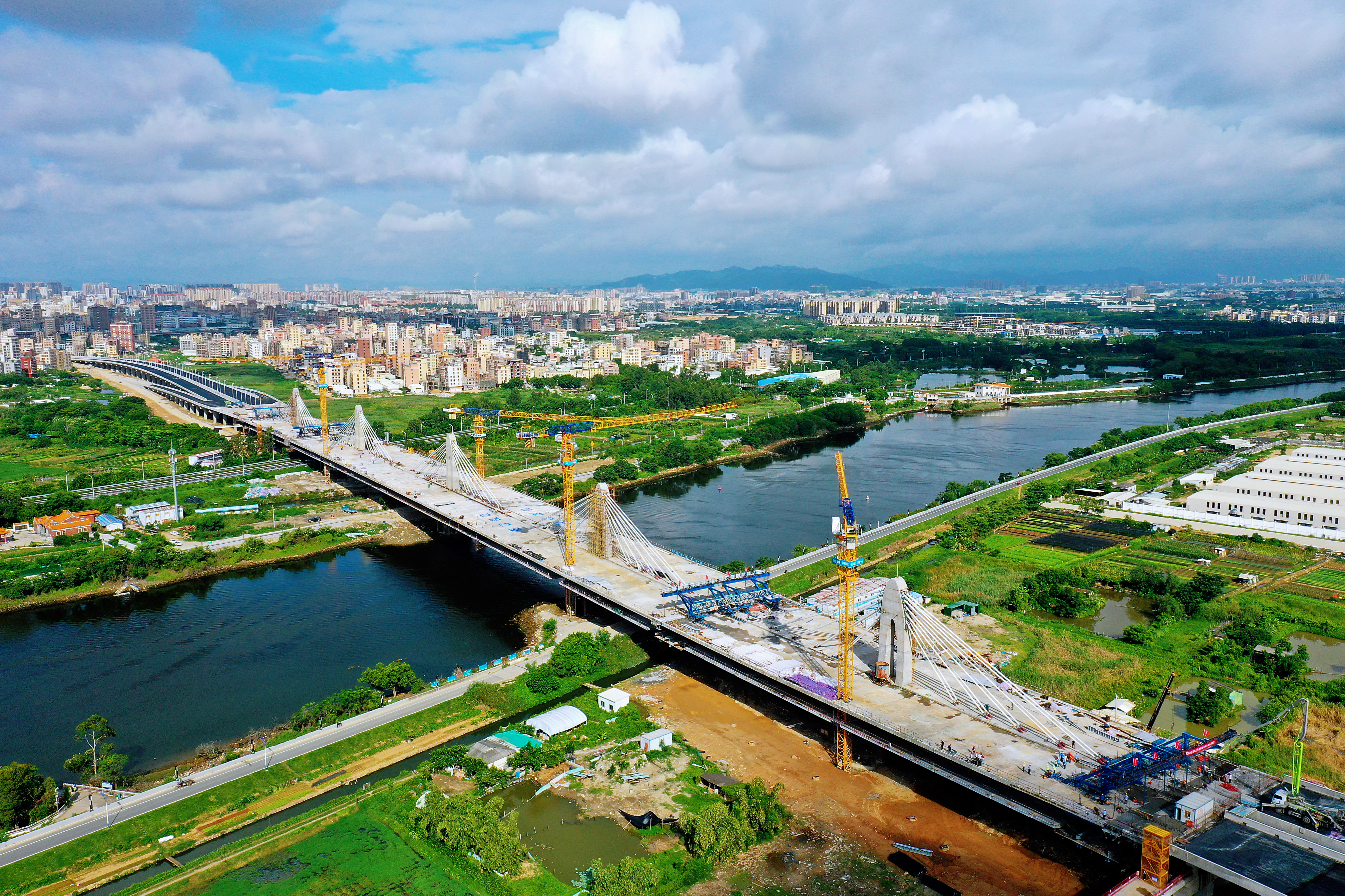 中建五局投资建设的汕北大道龙湖段ppp项目新津河特大桥合龙贯通