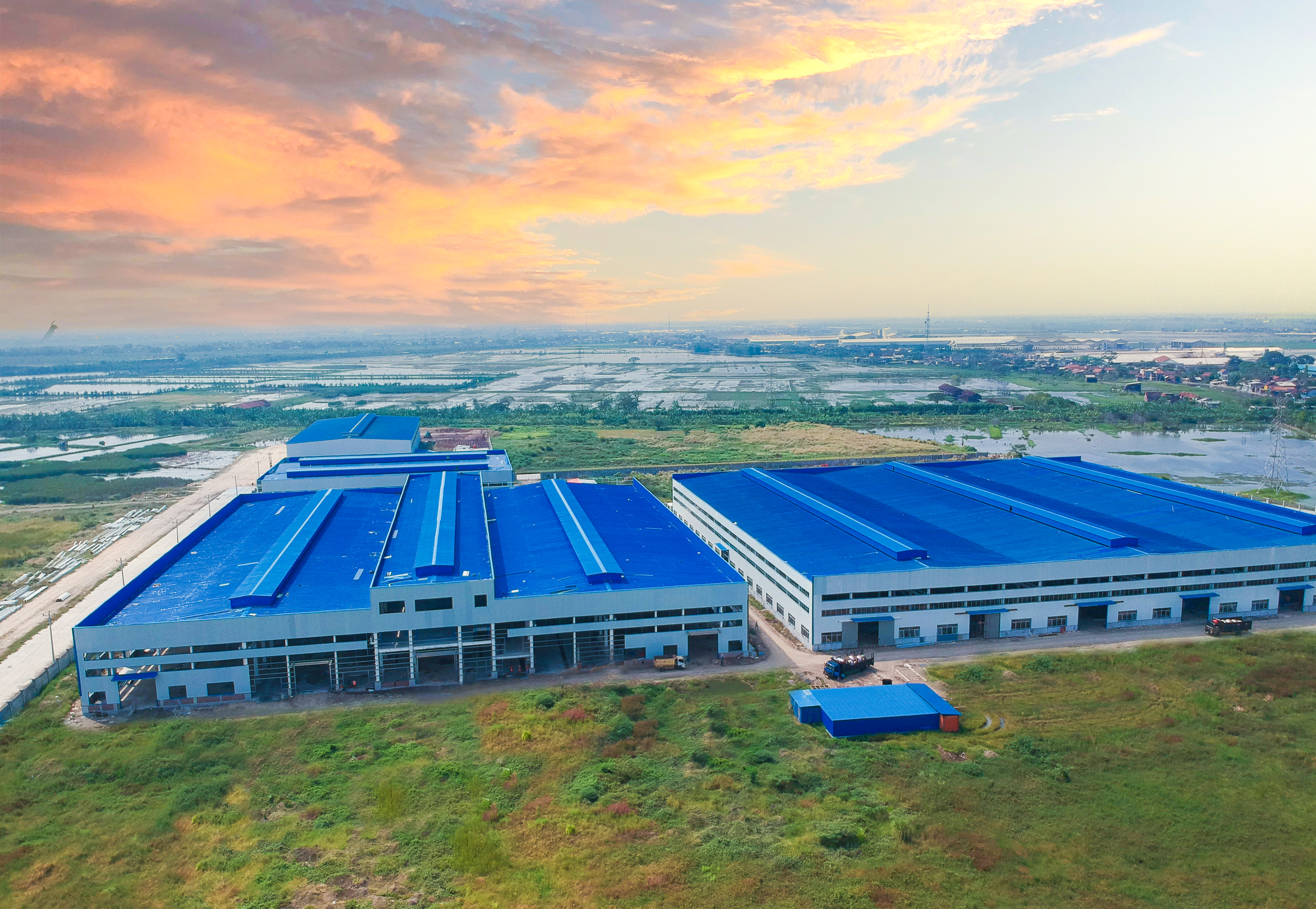 乙烯管厂房项目配件车间注塑机成功启动,首批管道配件成功生产下线