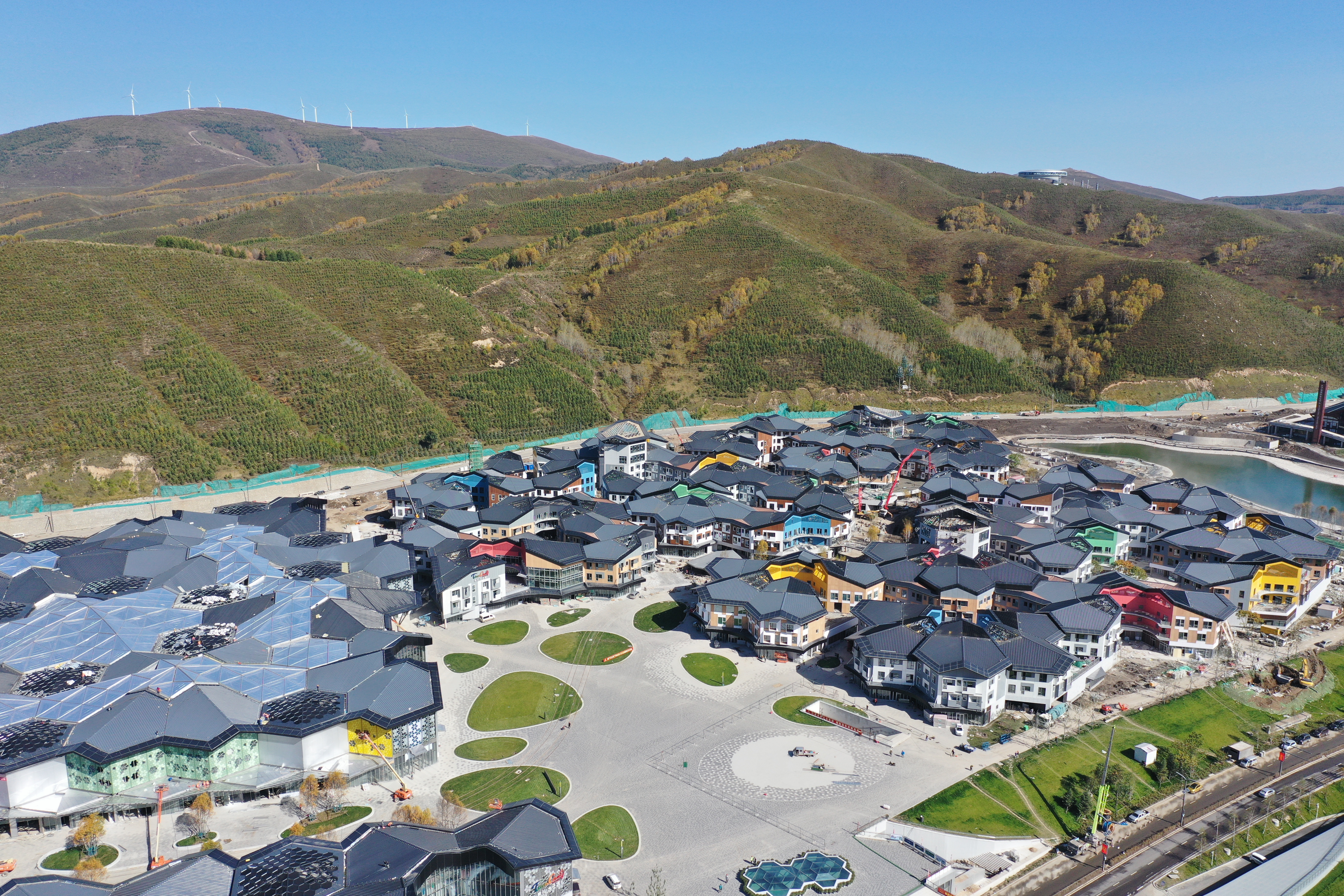 中建二局承建的张家口崇礼太子城冰雪小镇文创商街金属屋面工程通过