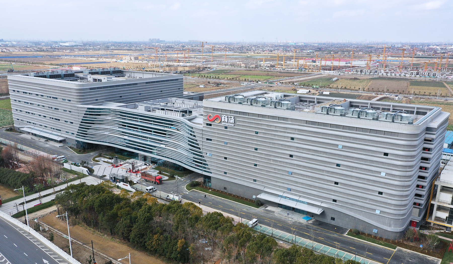 中建科工承建的上海商汤科技智能计算中心投入使用