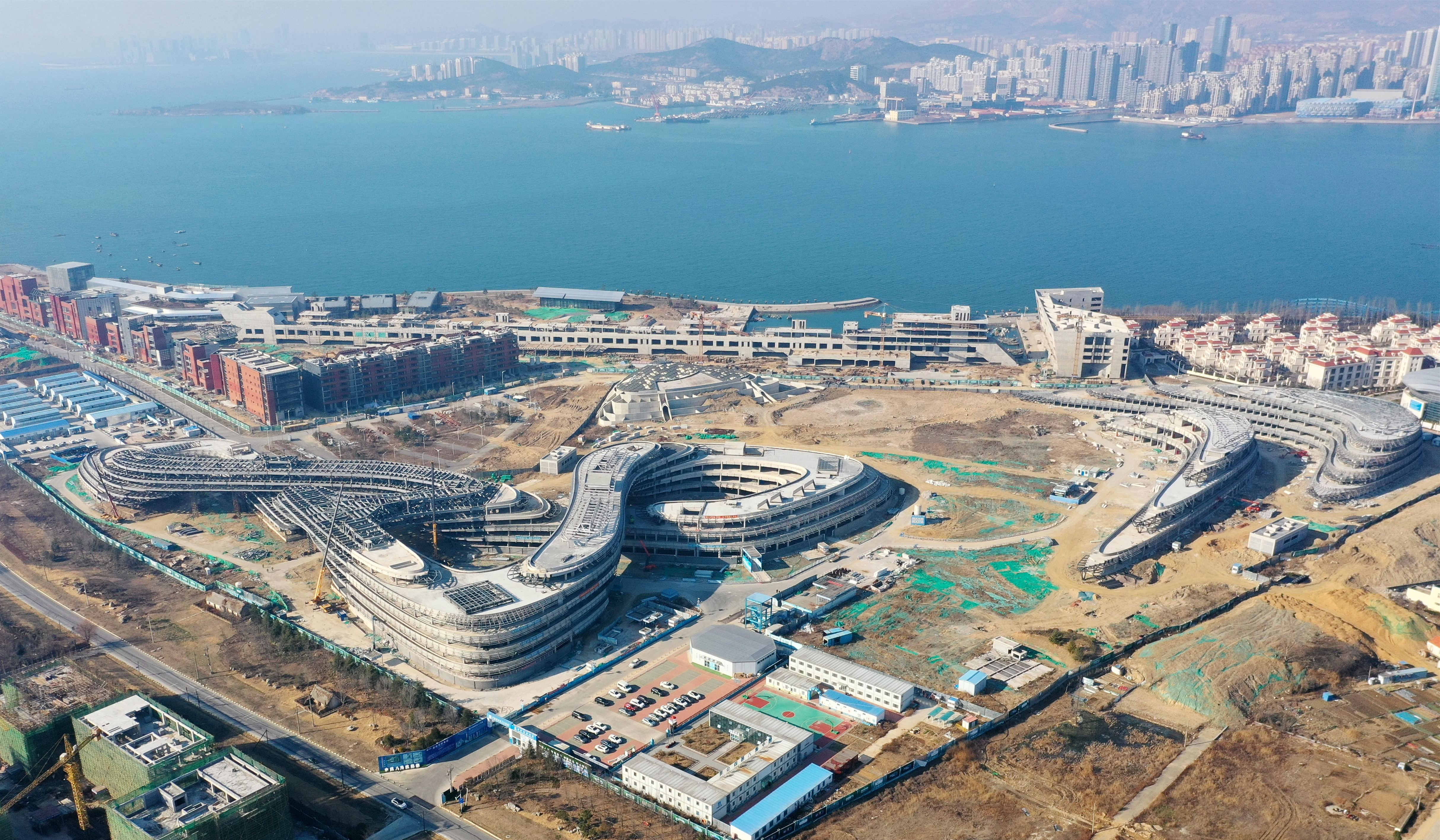 中央美术学院青岛校区项目钢结构全部合拢.JPG