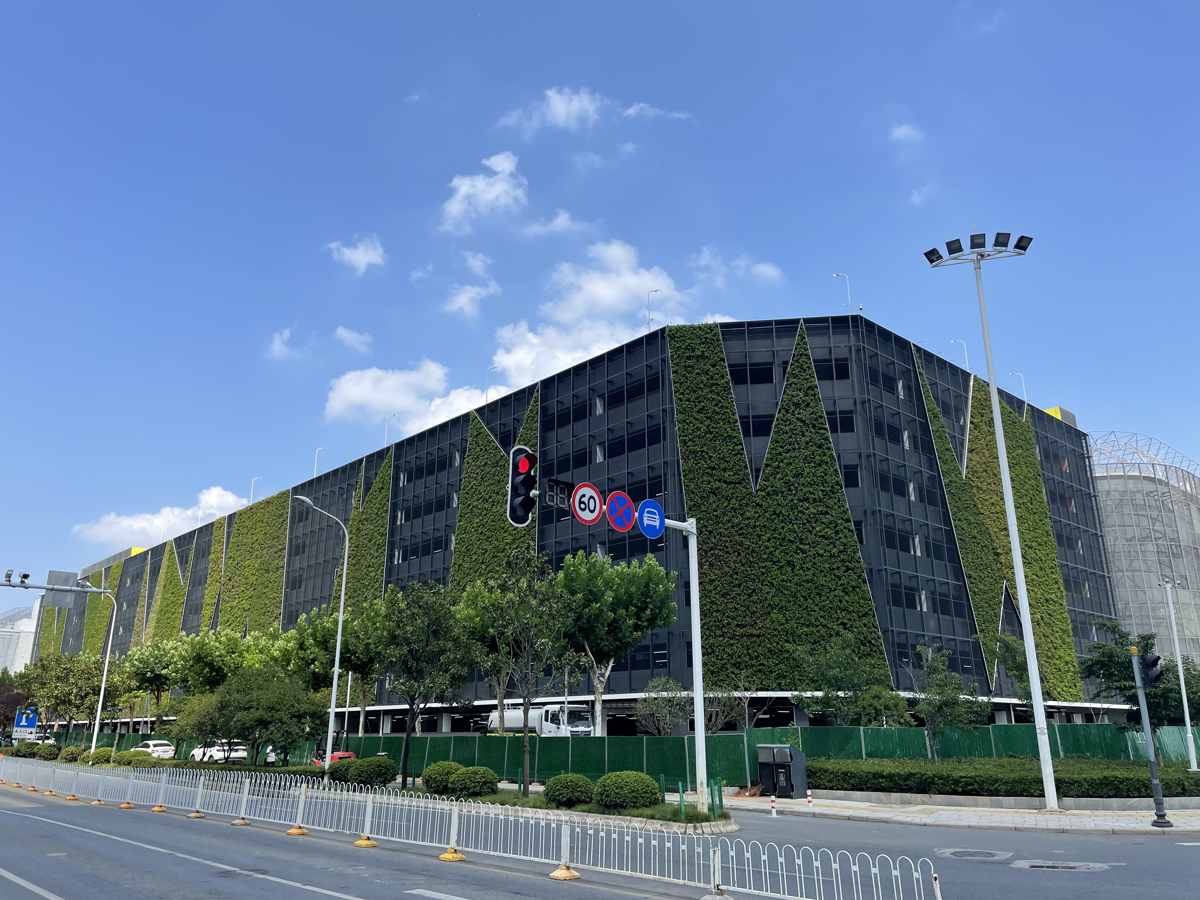 是永旺梦乐城中国地区首栋立体停车楼,总建筑面积3