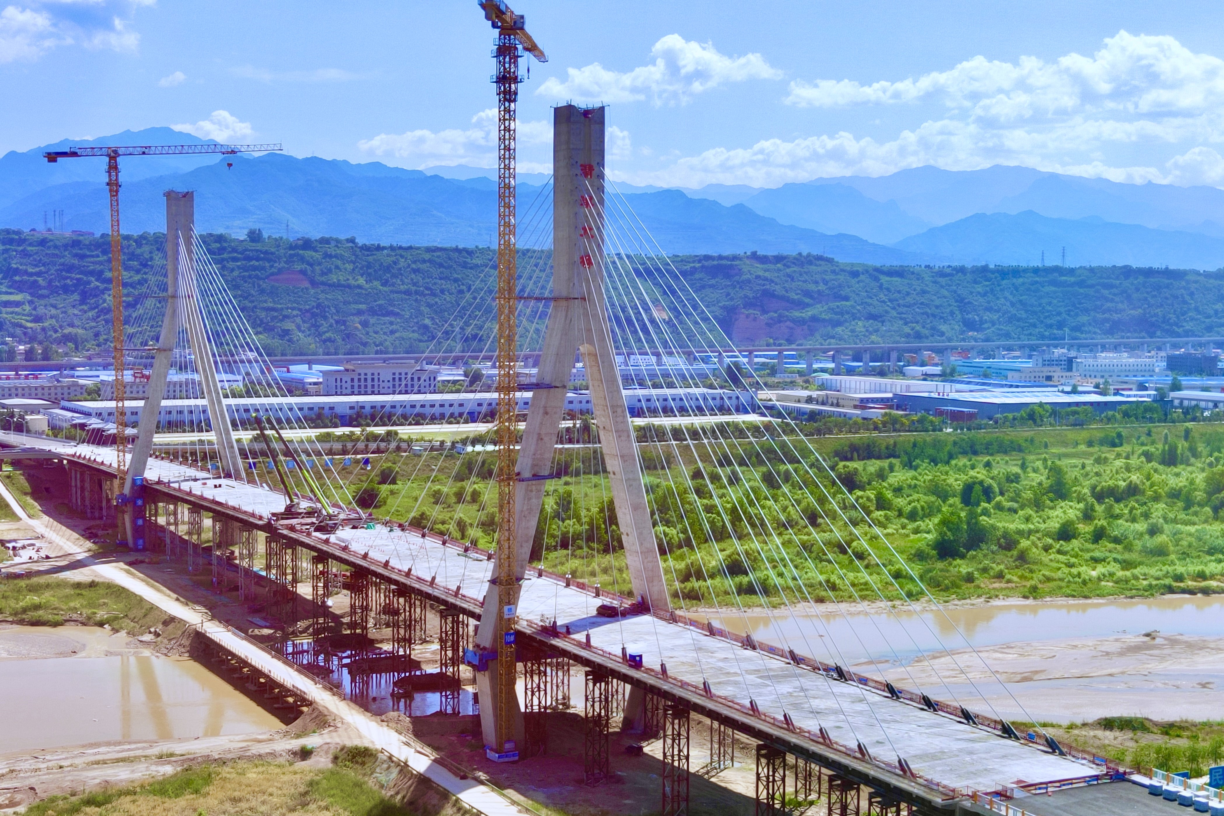 近日，四公司宝鸡清溪渭河大桥项目全桥正式贯通.jpg