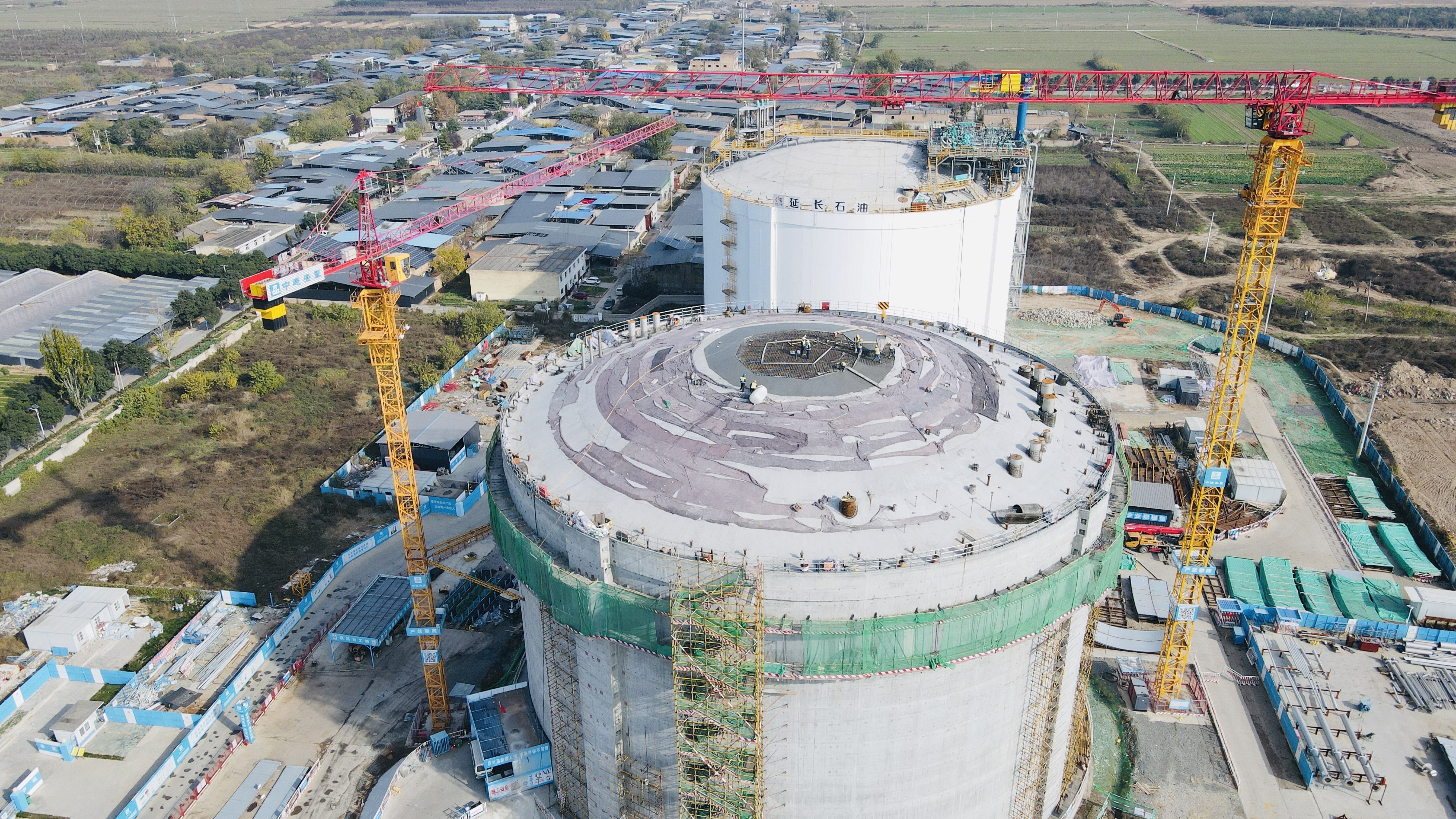【中建安装投稿官网】-中建安装承建的陕西省西安液化天然气(LNG)应急储备调峰项目2号储罐封顶.jpg 【中建安装投稿官网】-中建安装承建的陕西省西安液化天然气(LNG)应急储备调峰项目2号储罐封顶.jpg