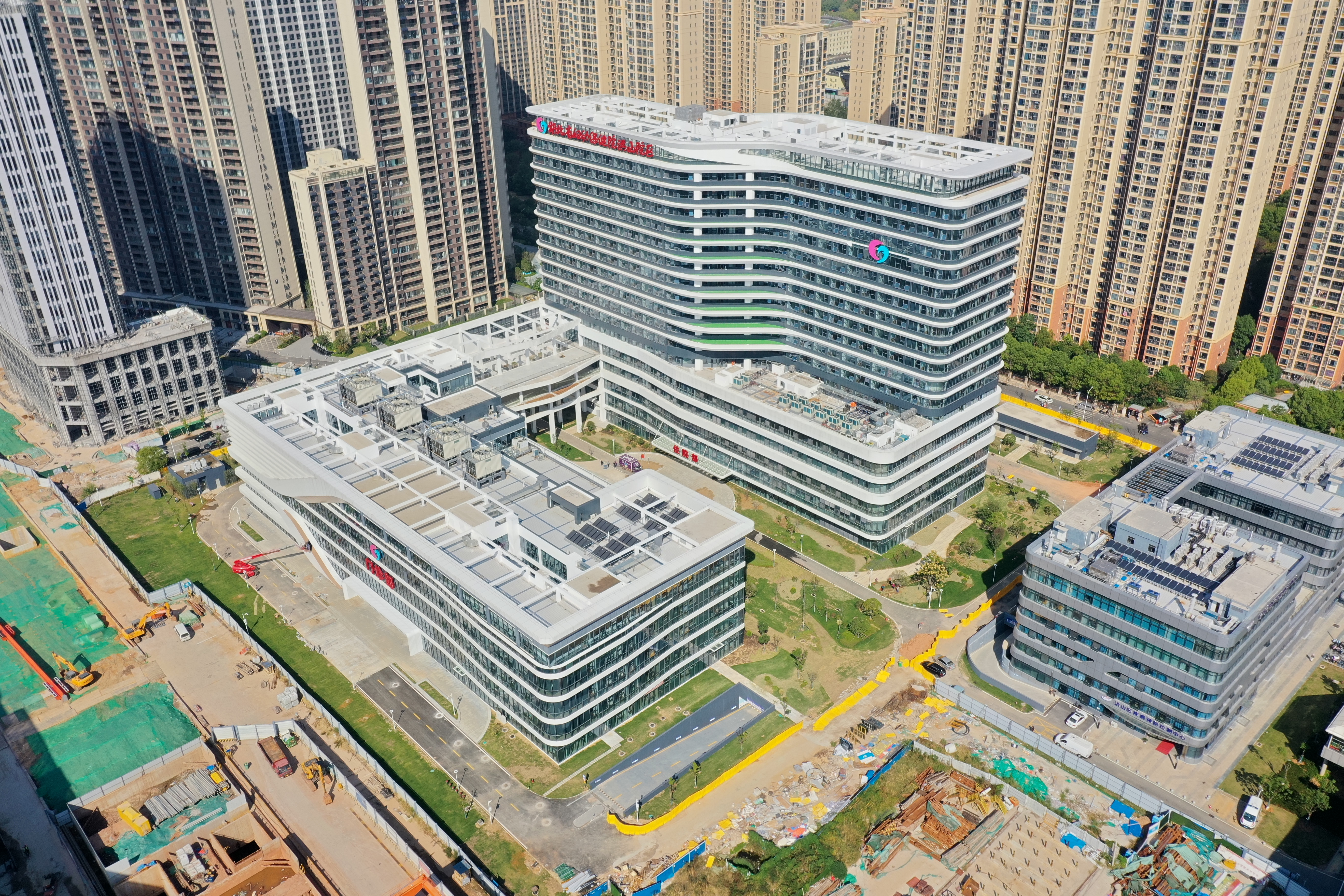省妇幼洪山院区工程东南侧航拍图.jpg