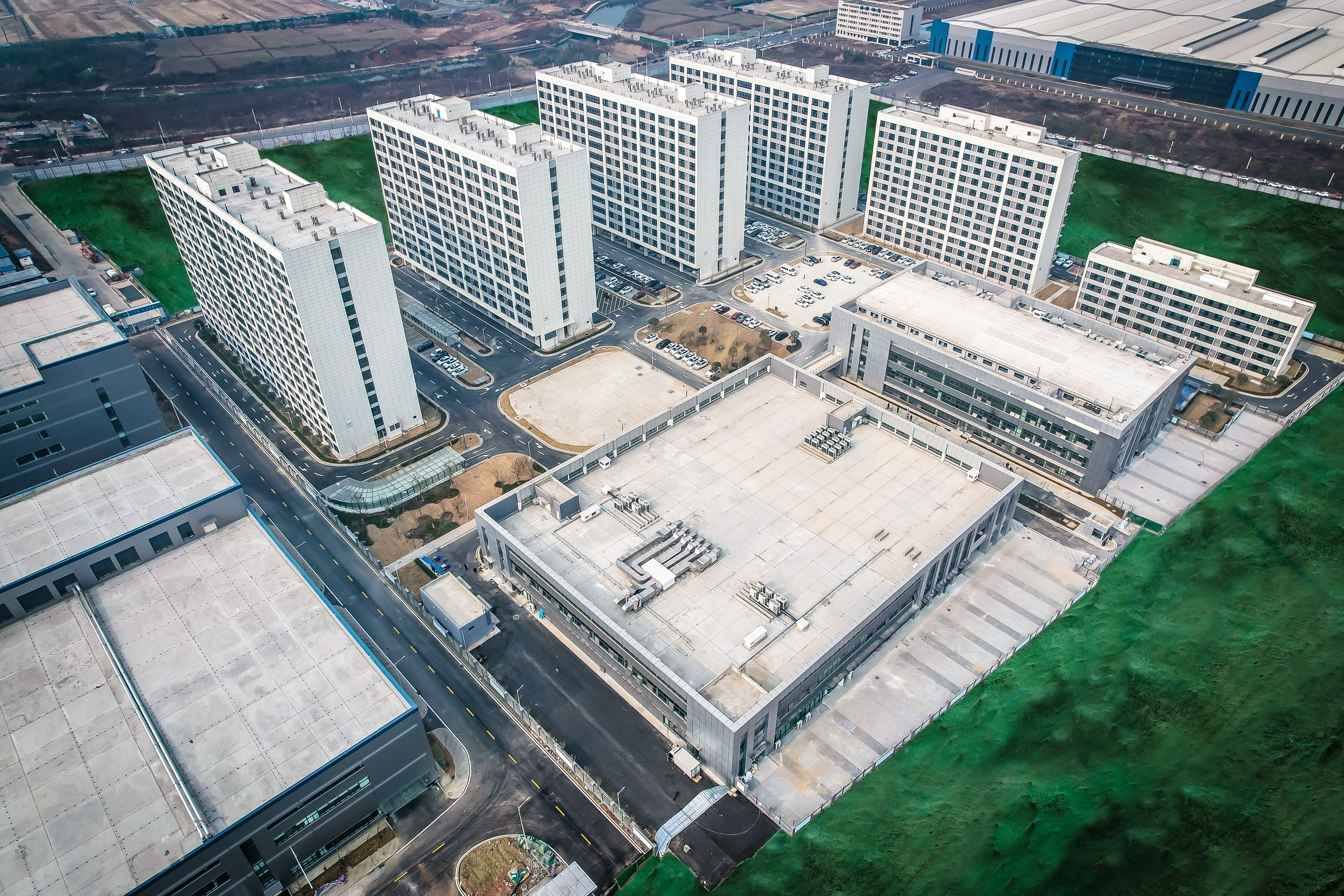 局报7期-2版-图片新闻-四川省重点工程-西南公司成都中航锂电项目投入使用航拍图 (2).jpg