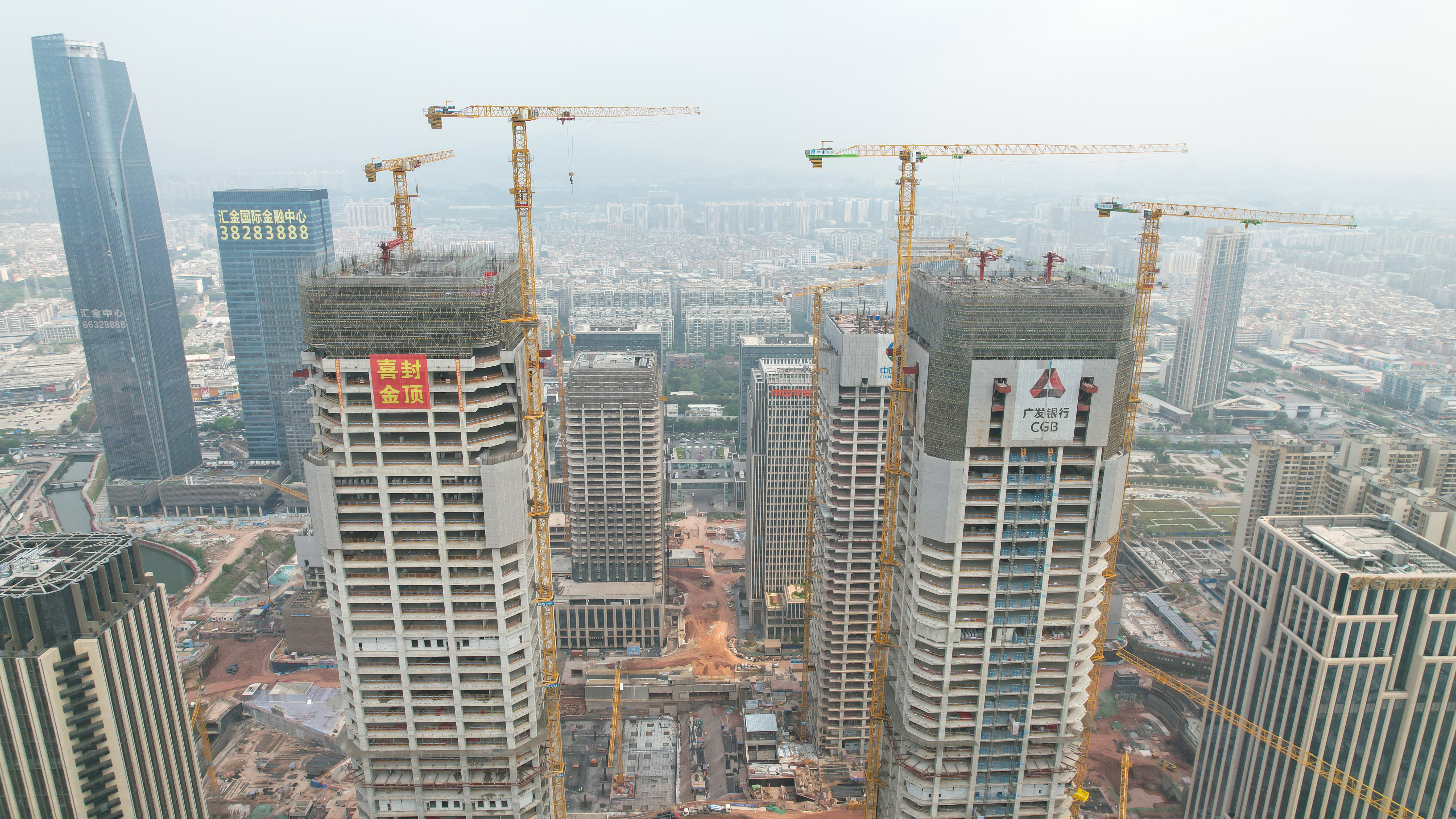 7中建四局中国人寿南方金融中心项目实景图（中国人寿大厦封顶）+林嘉嘉摄.JPG