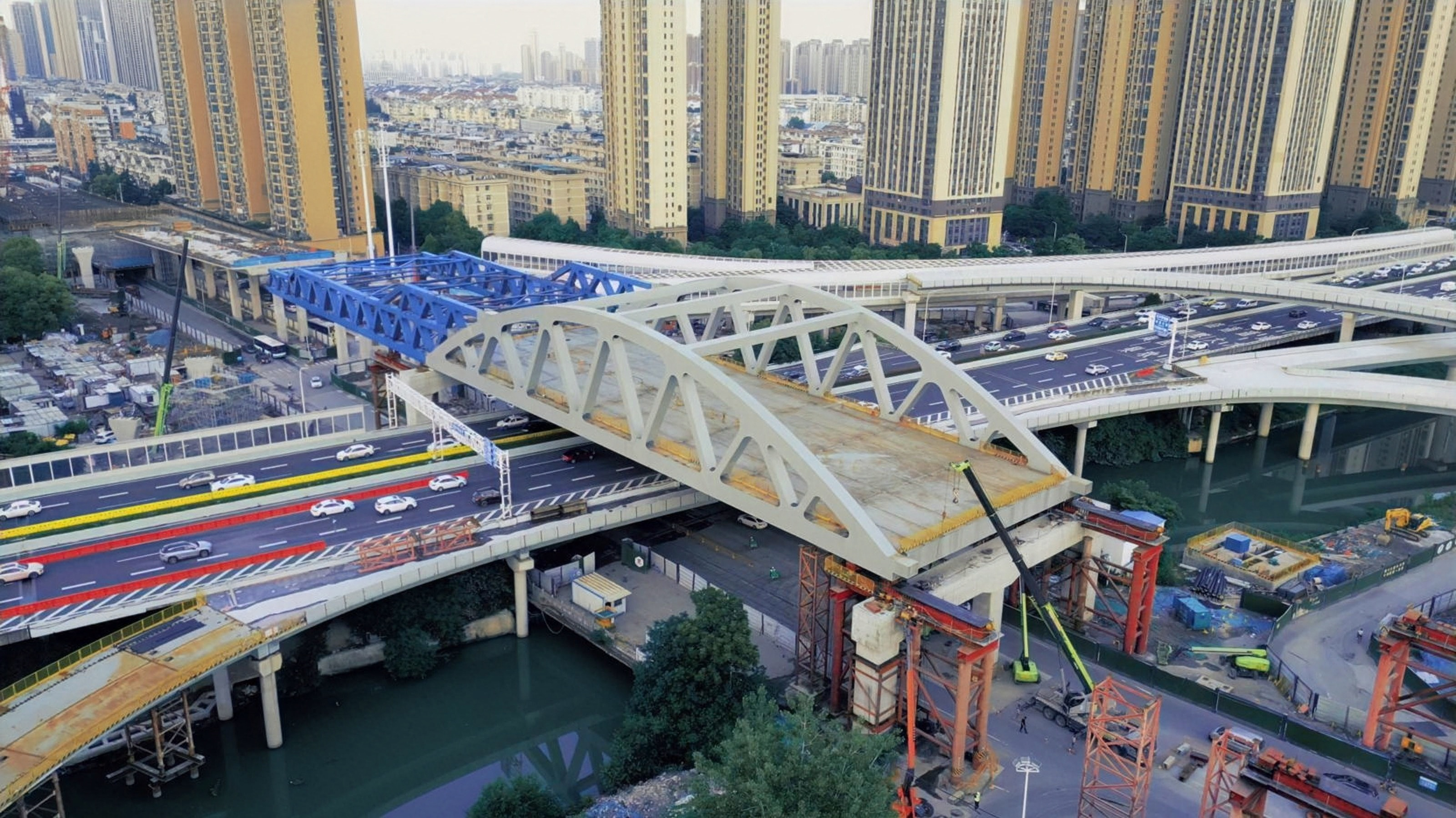 中建三局承建的湖北省最大"顶推"跨度桥梁完成施工