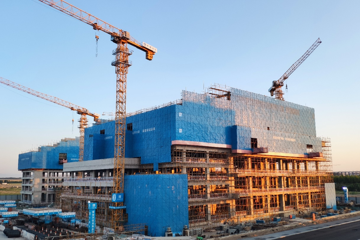 【中建安装投稿官网】中建安装承建的河北航空大兴机场廊坊运营基地项目主体结构封顶.png