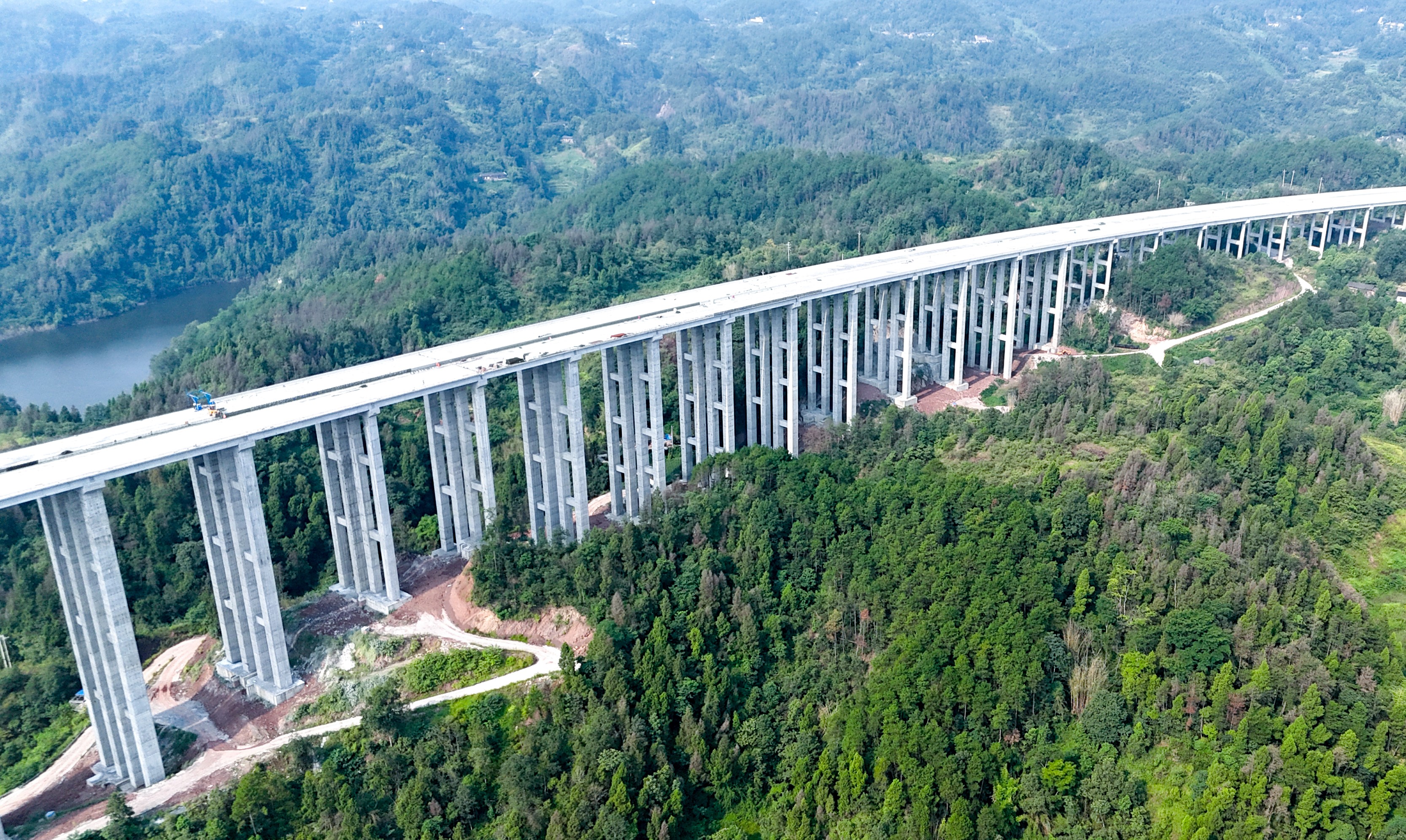 中建铁投承建的渝湘高速项目五布河特大桥引桥双幅顺利贯通