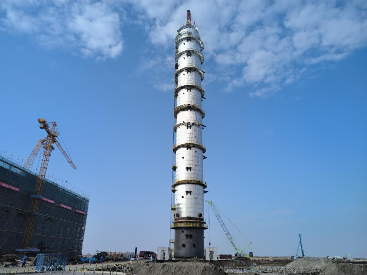 【中建安装投稿官网】中建安装参建的浙江圆锦年产75万吨丙烷脱氢项目丙烯丙烷分离塔百米高空合拢.png