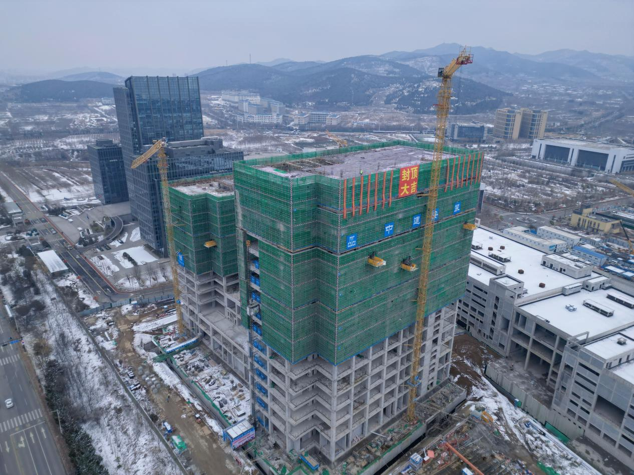 【中建安装投稿官网】中建安装承建的齐鲁制药生物药超大规模制备技术产业化（生物质量技术中心）总承包项目顺利封顶.png