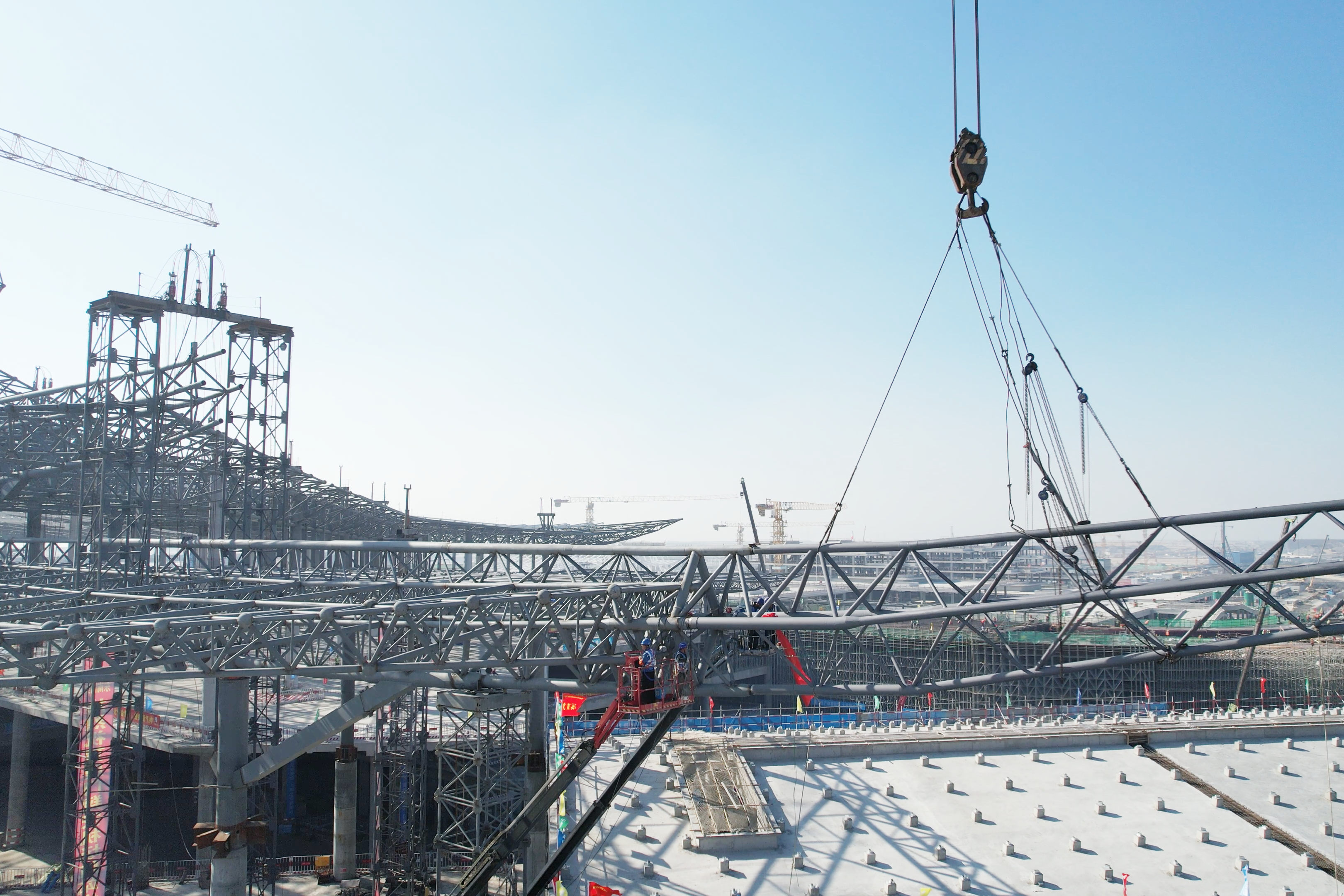 中建八局承建的福建厦门翔安机场航站区一标段工程钢结构屋盖合拢