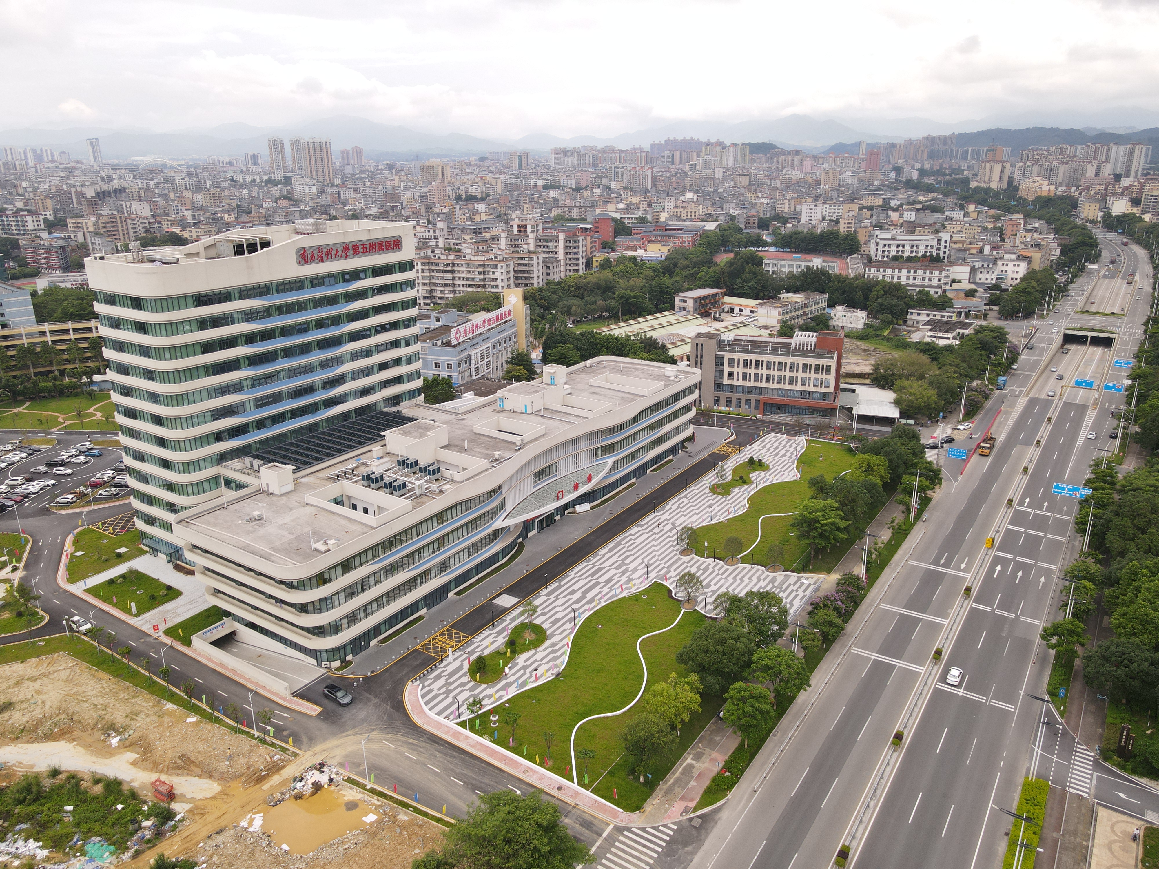 2南方医科大学第五附属医院新门诊大楼+陈文熙摄.jpg