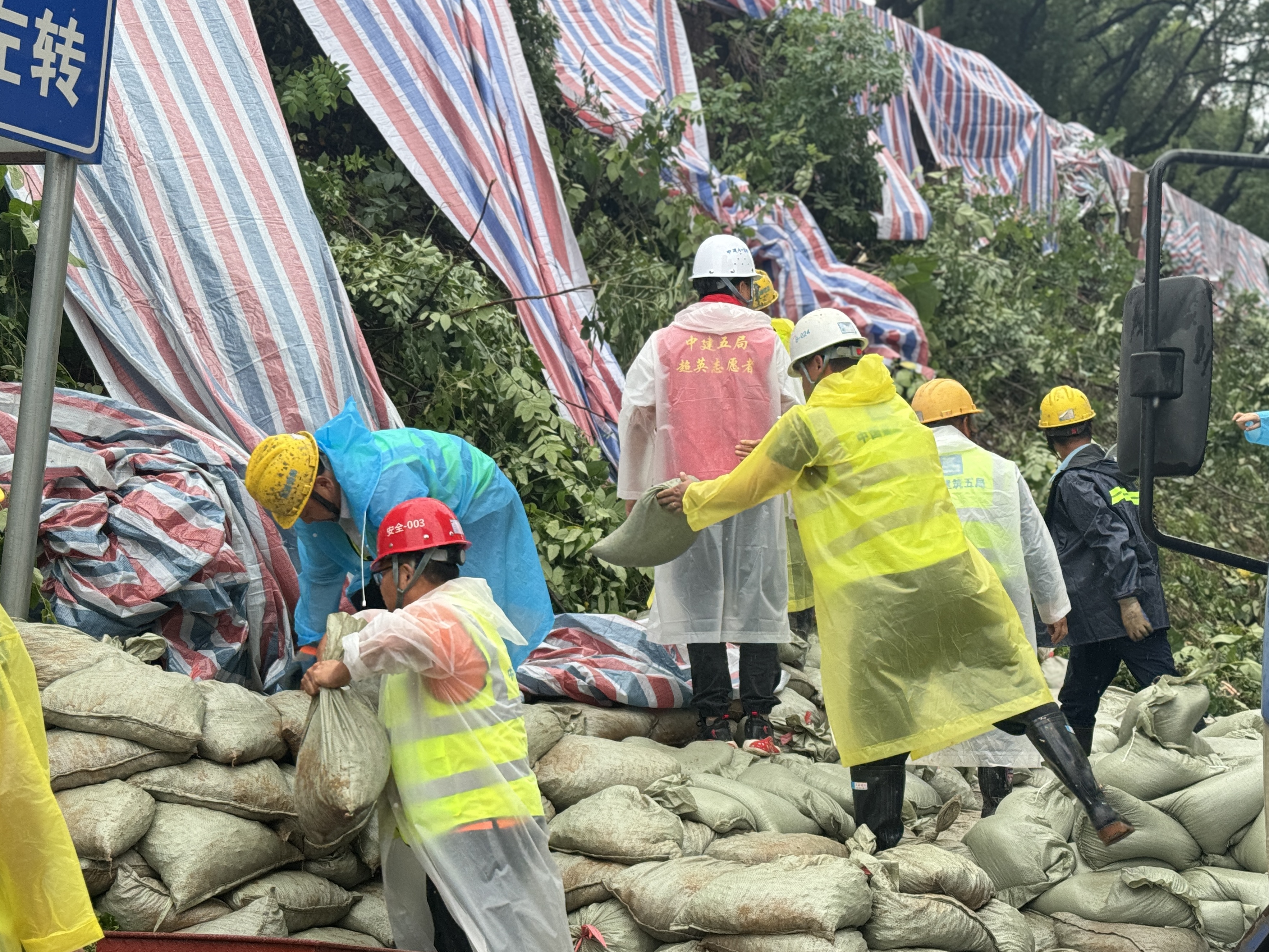 6月25日下午,中建五局天鑫悦园项目志愿者正在搬运沙袋.jpg 6月25日下午,中建五局天鑫悦园项目志愿者正在搬运沙袋.jpg