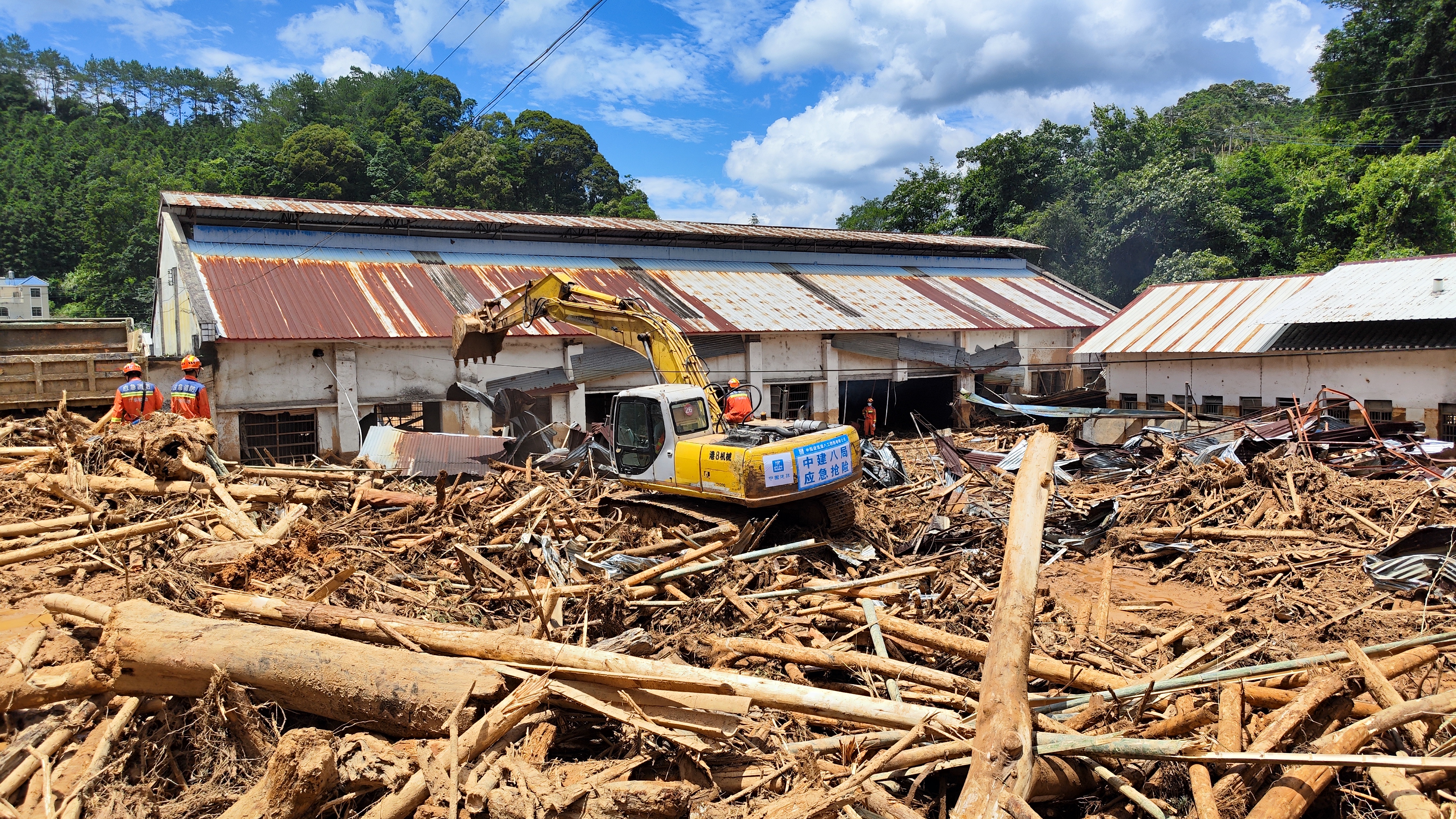 6月20日,中建八局在梅州市泗水镇配合中国救援广东省机动支队开展搜救工作.jpg 6月20日,中建八局在梅州市泗水镇配合中国救援广东省机动支队开展搜救工作.jpg