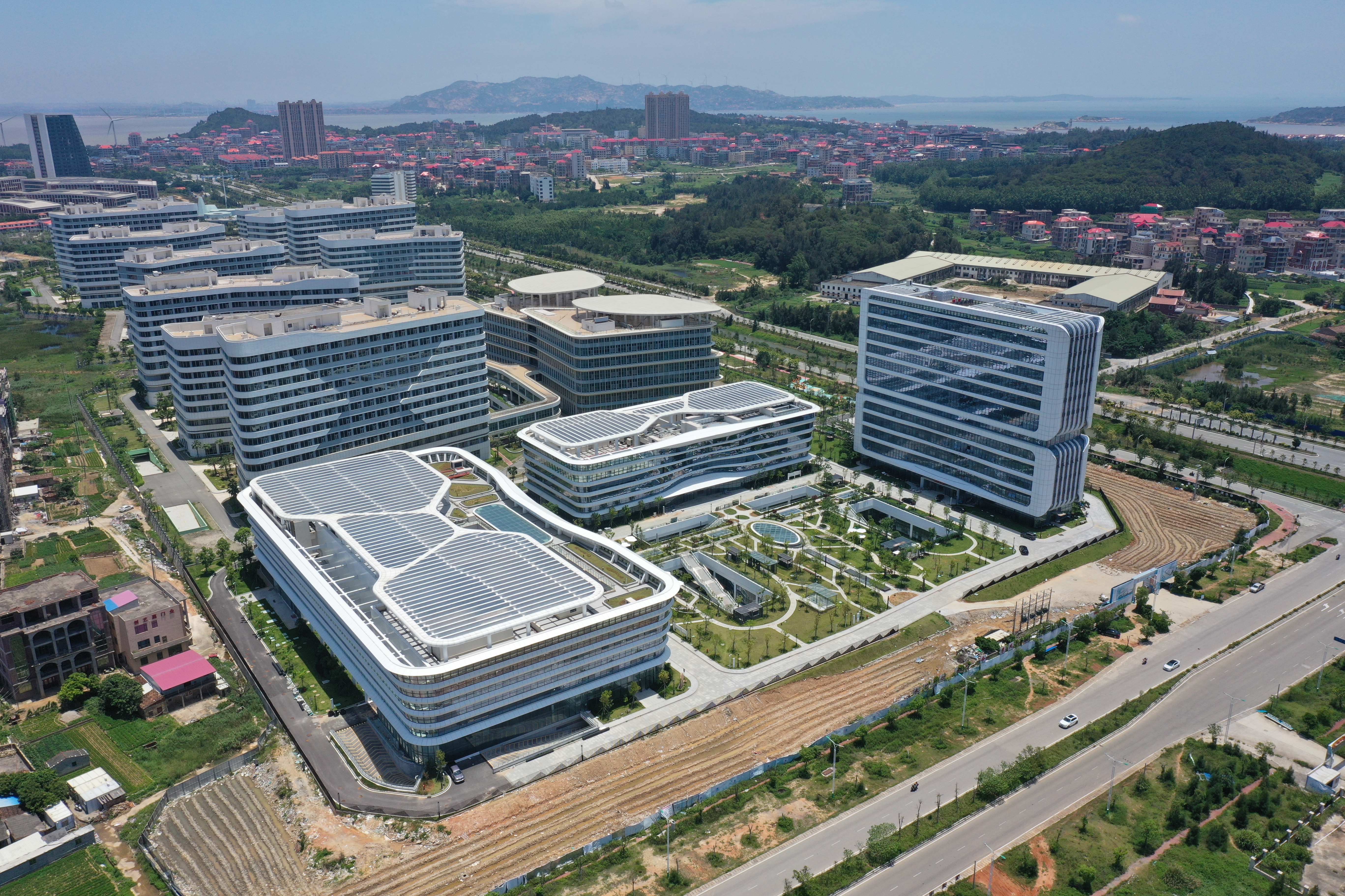 集团微博投稿【工程动态】匠心筑造高新技术生命方舟！中建海峡妈祖重离子医院二期项目通过联合竣工验收 (2).jpg