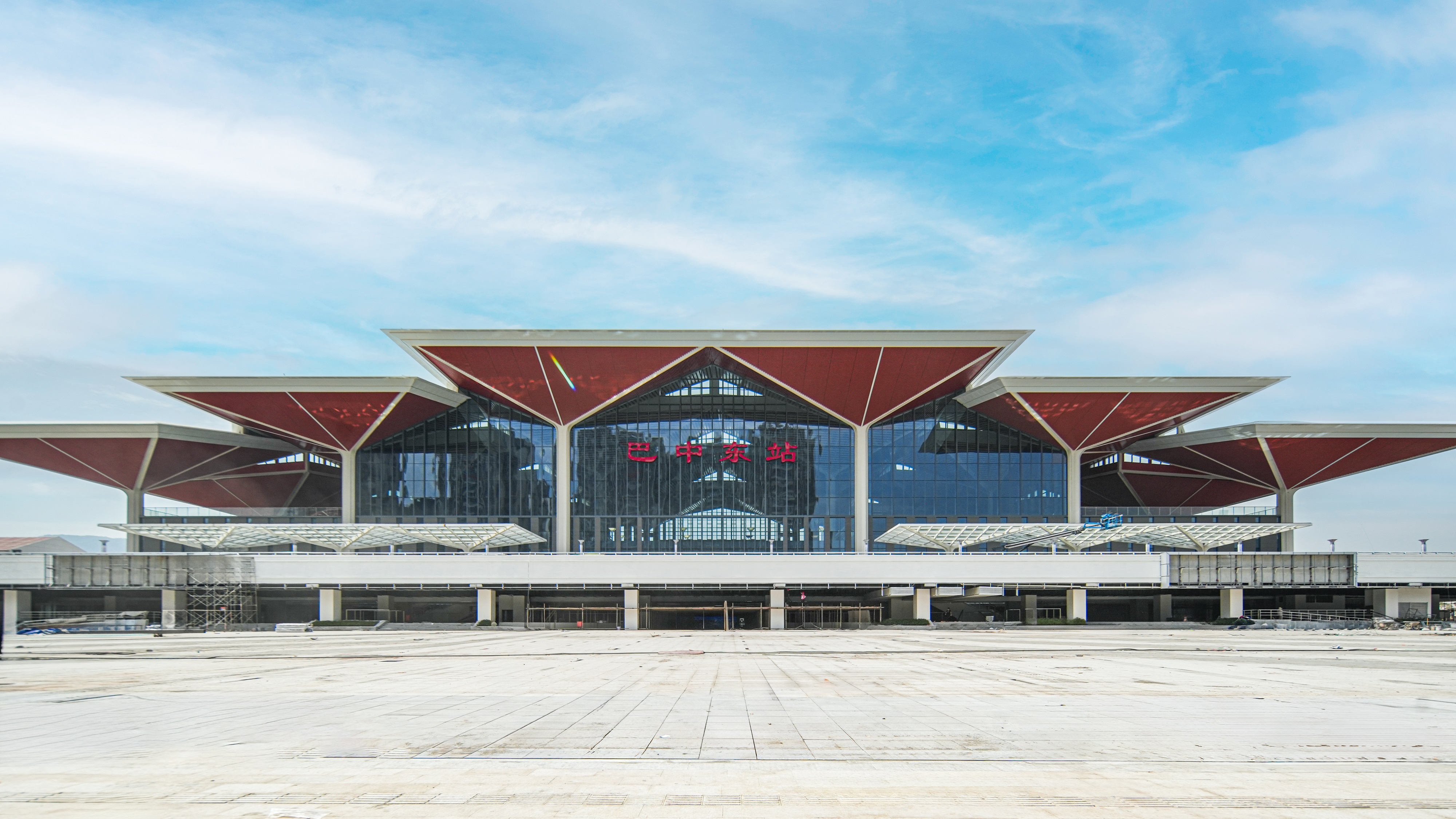 中建三局承建的巴中东站、巴中西站项目开通运营