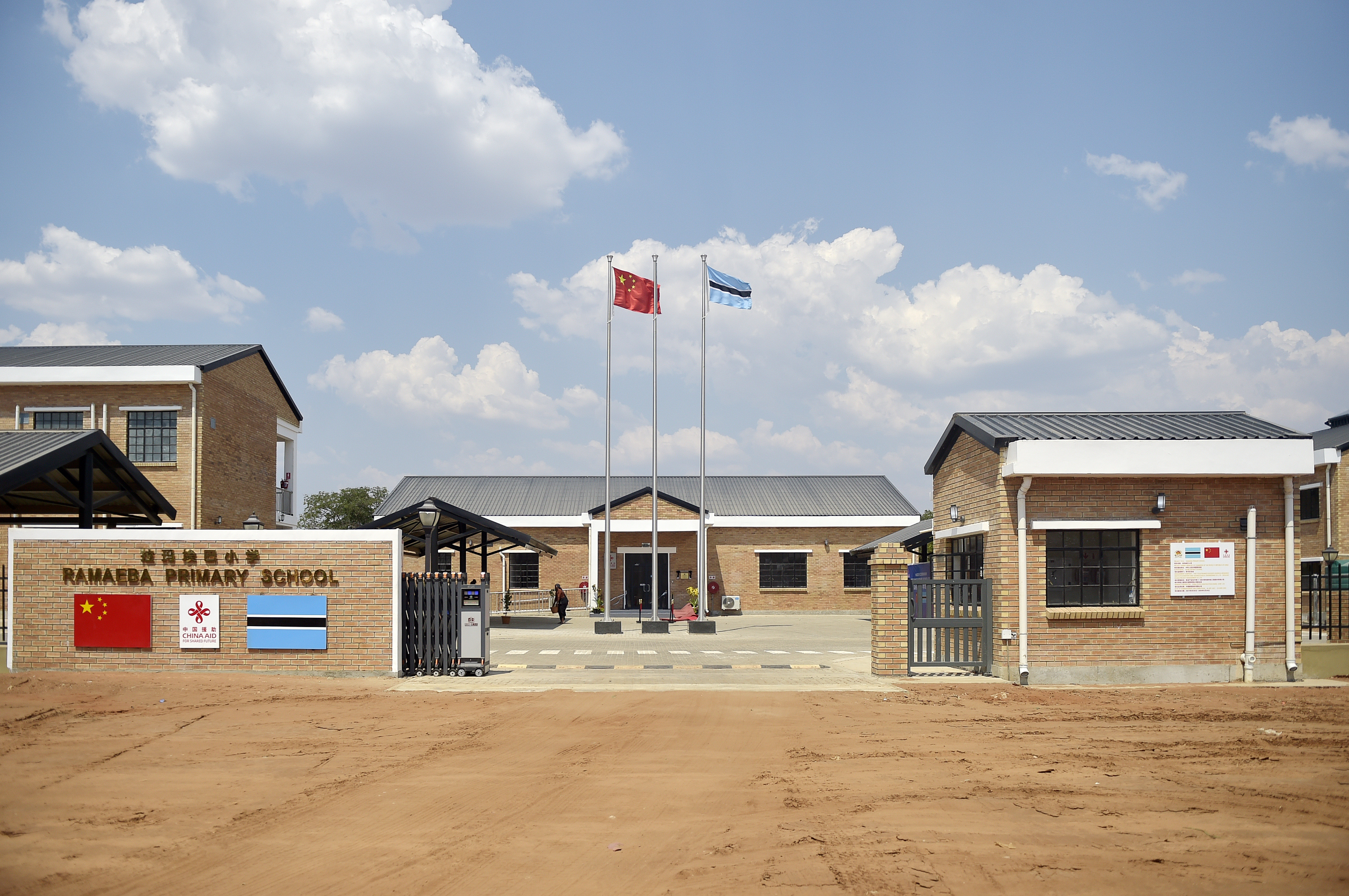 学校大门.jpg 学校大门.jpg