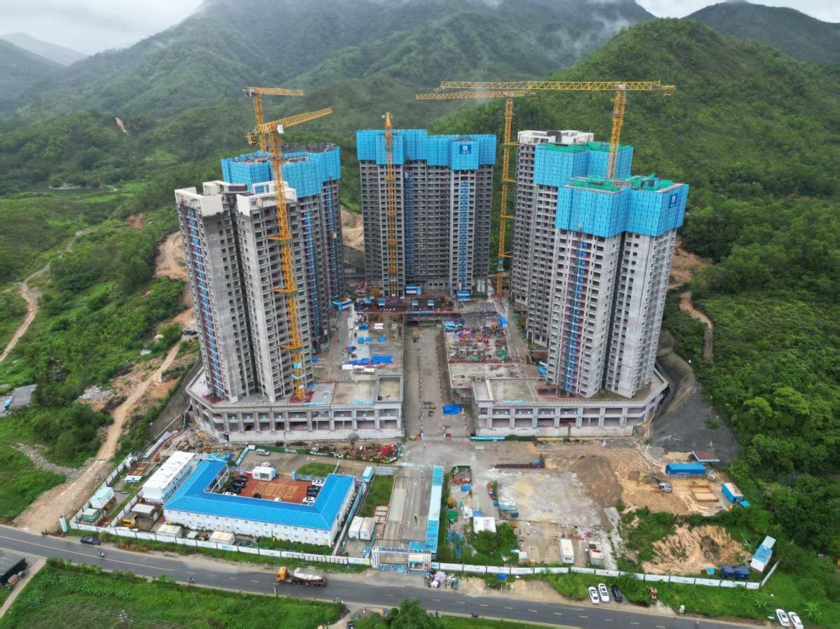 【集团网站投稿】中建三局承建的赤石北鹏祥轩安置区项目主体结构全面封顶.jpg