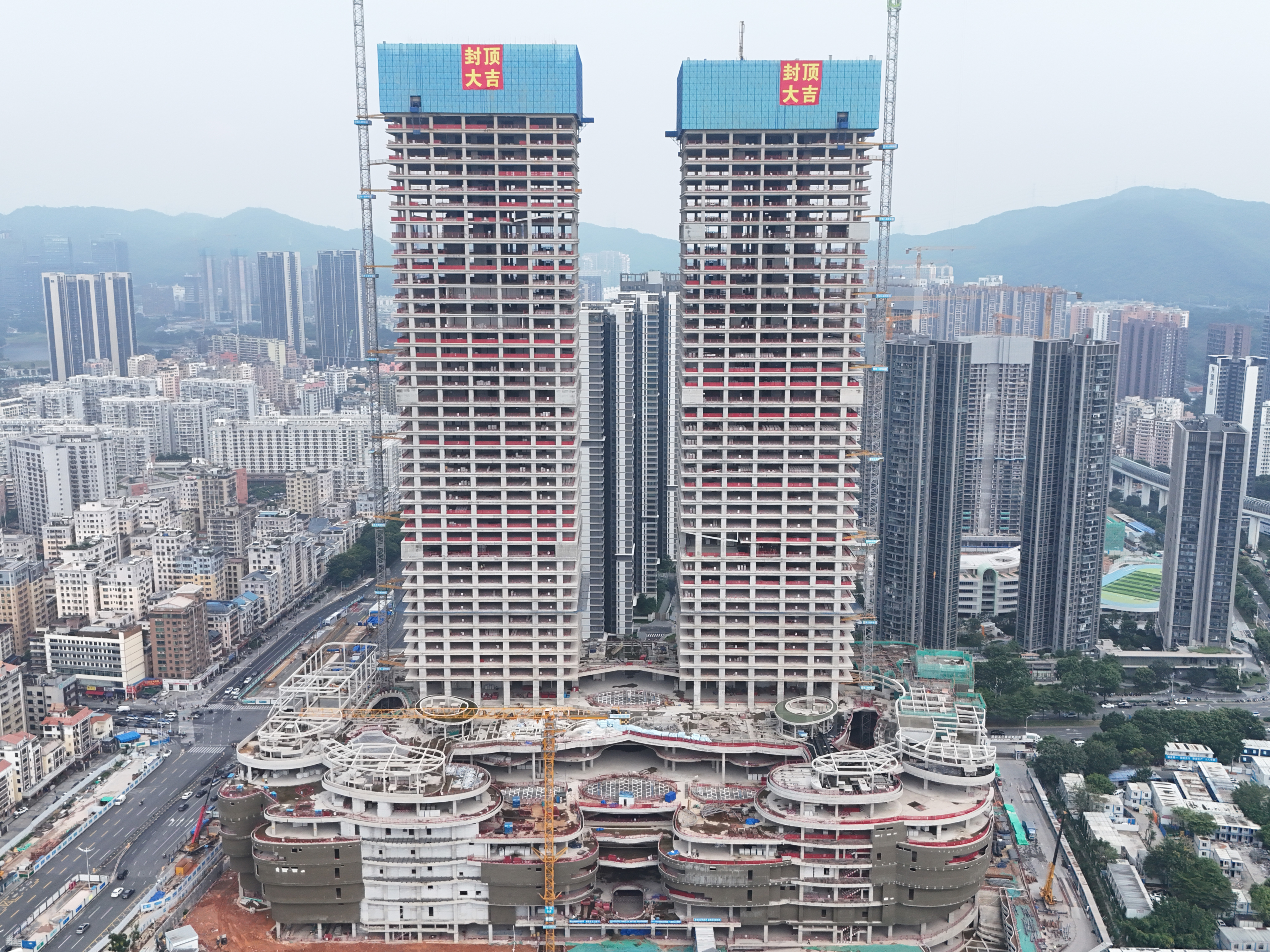 【集团网站投稿】中建三局承建的深圳北站超核万象中心项目主体结构全面封顶.jpg