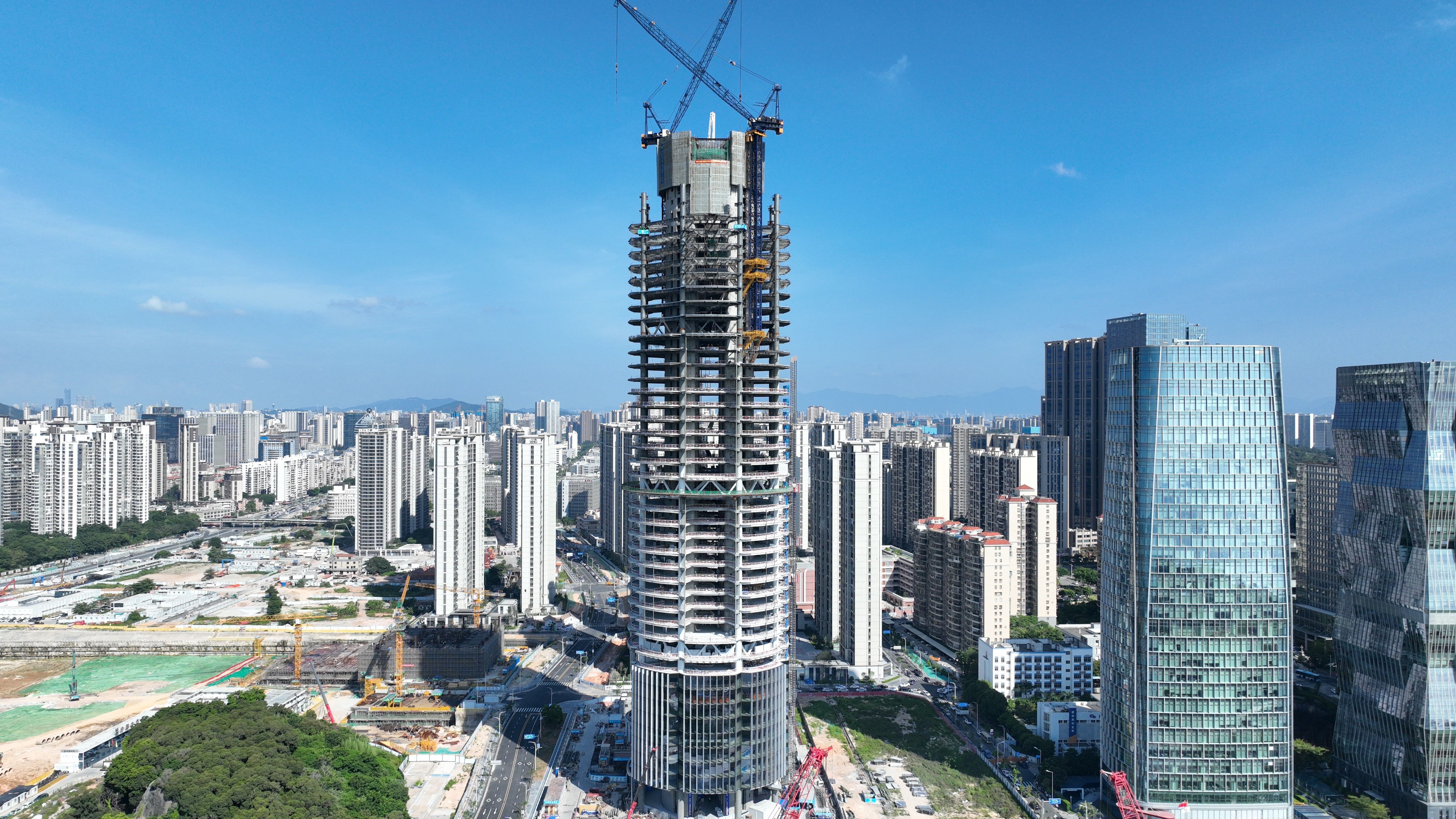 中建八局承建的福建厦门国际银行新总部大厦项目主体结构顺利封顶.jpg