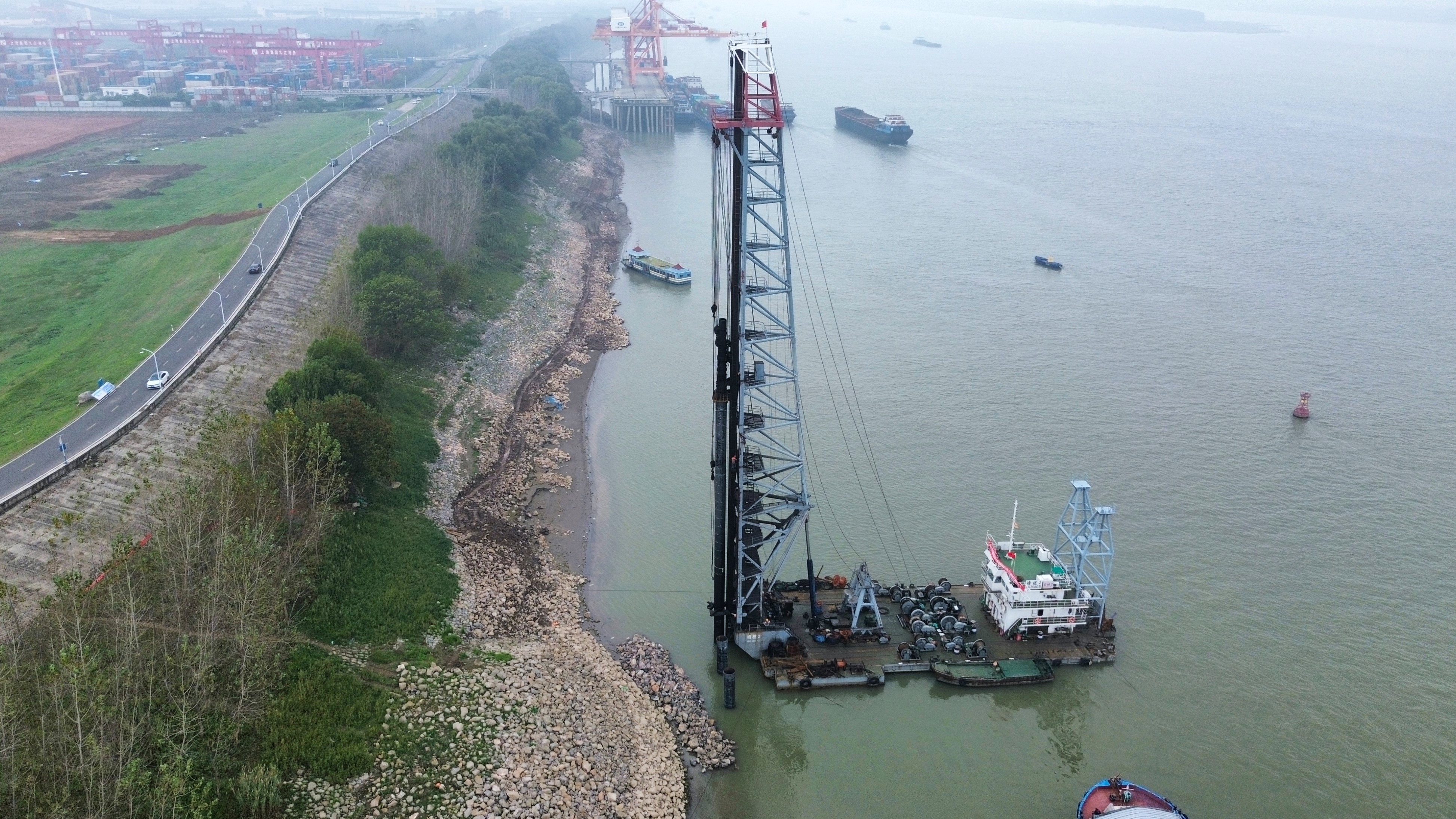 2.正在进行首根水上钢护筒沉桩.jpg