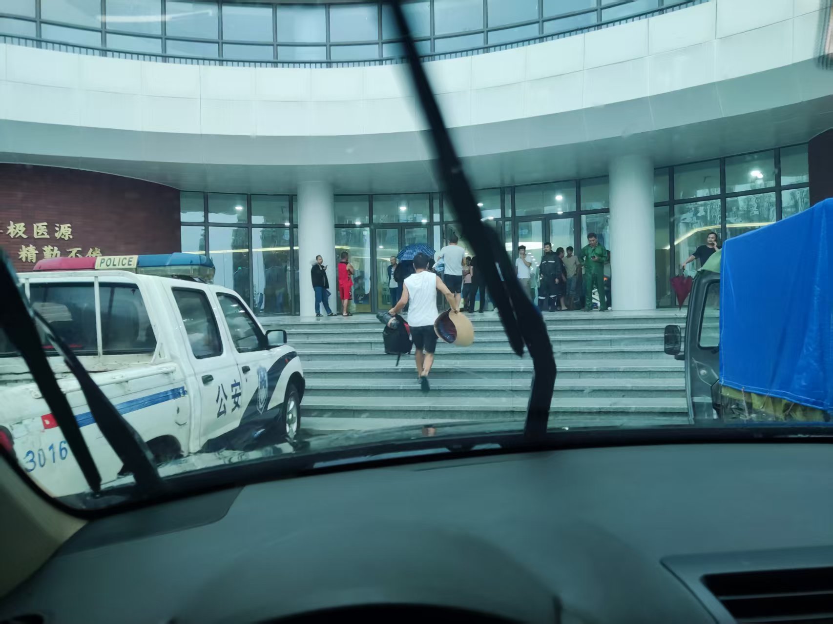 转移受台风潭美影响的职工群众.jpg