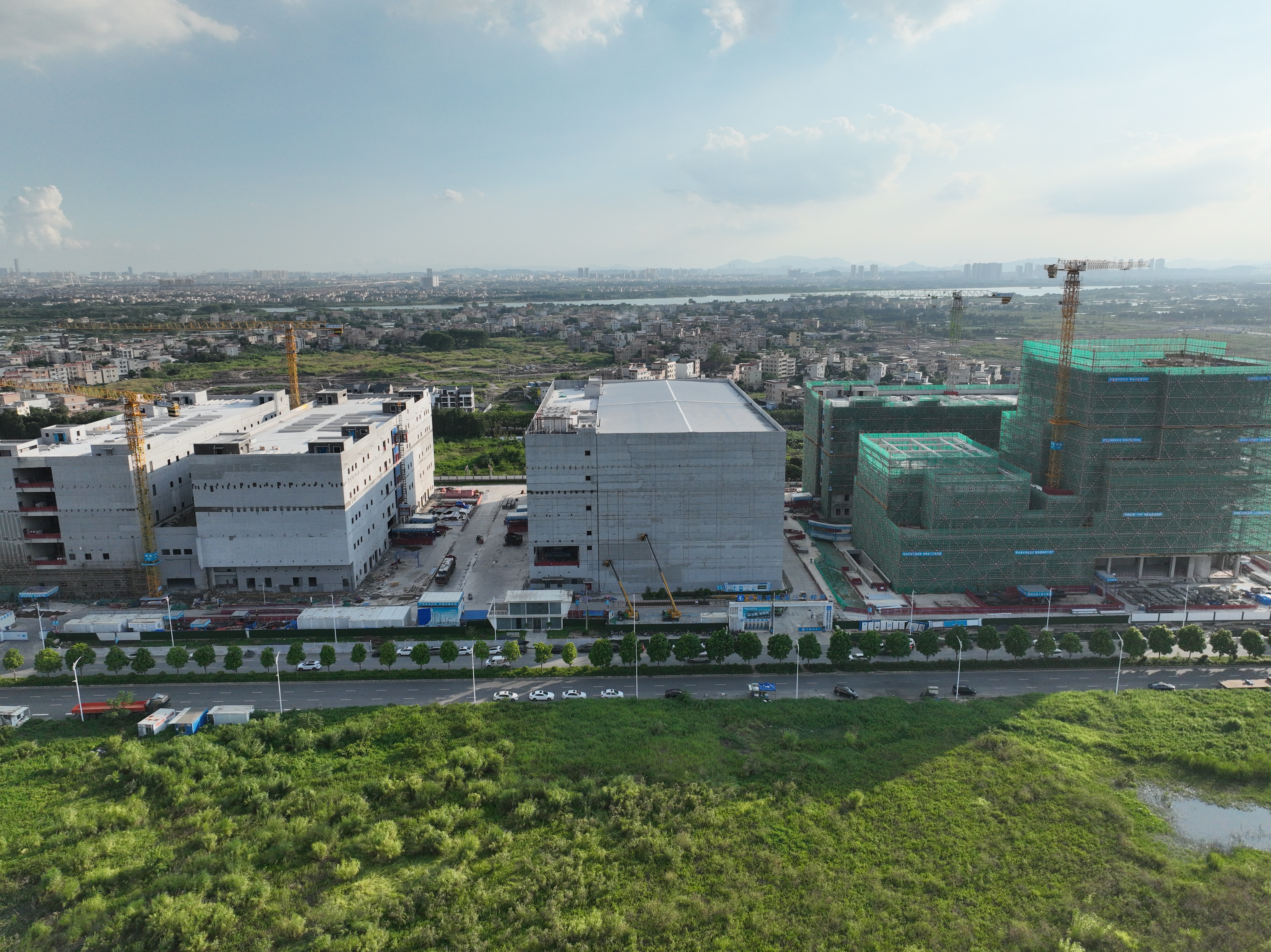 【集团网站投稿】中建三局承建的顺德预制菜产业发展基地项目一区、二区主体结构封顶.jpg