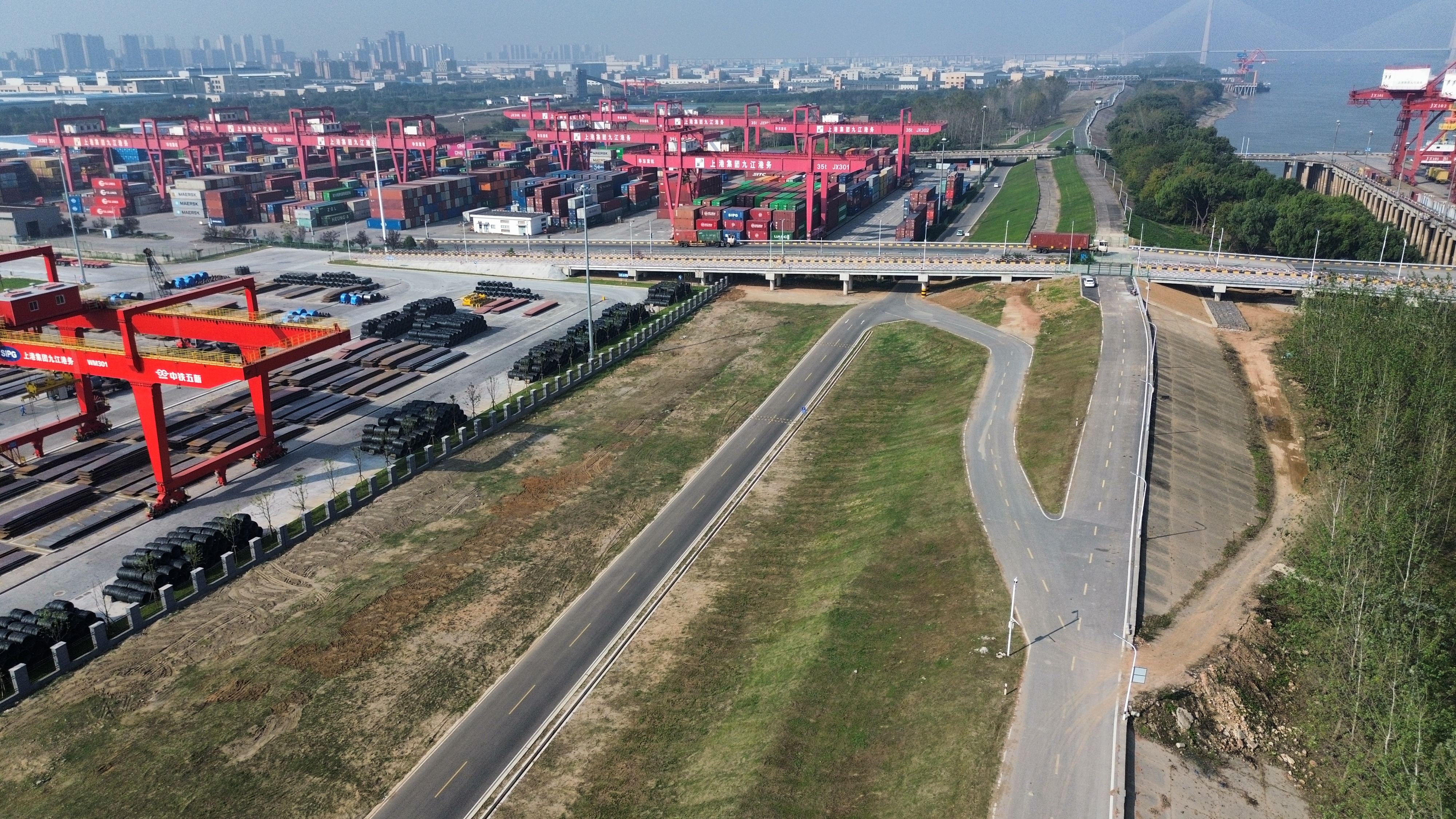 边坡复绿后的防汛通道和永安堤 (1).jpg