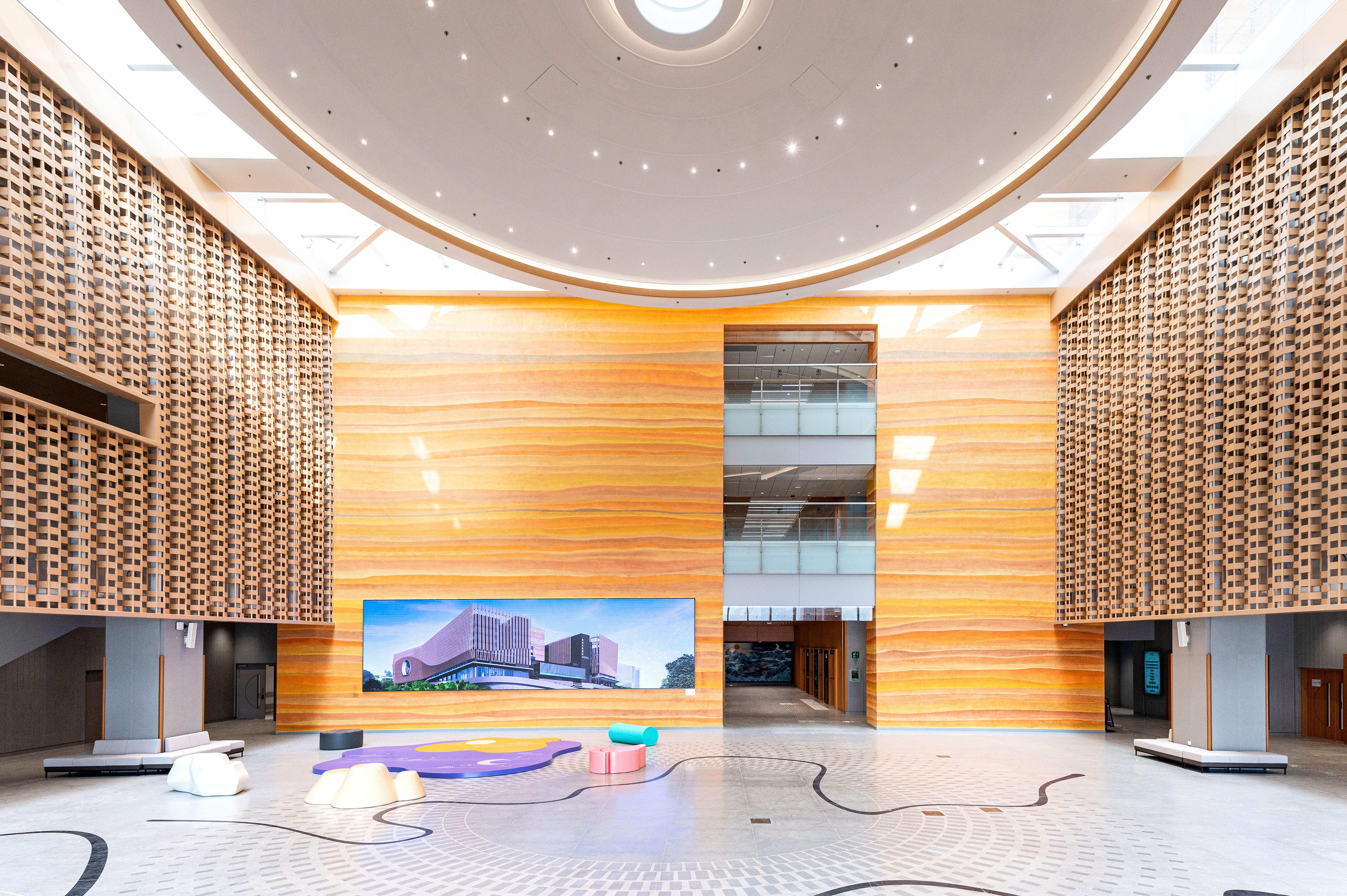 2-3 香港中医医院及政府中药检测中心-中庭 实景图.jpg